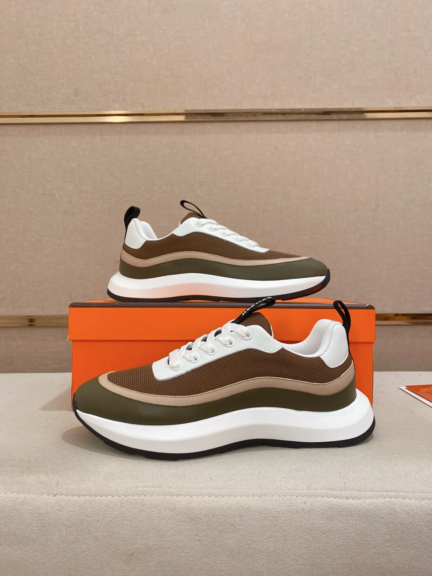 出厂价: 300💰《HERMES》【经典原单•版本】爱马仕;顶级🔝代购🔍🔍男士最新🇺🇸专柜同步发售,意大利进口原版▲▲丝绸牛皮搭配透气布料▲▲(凸显高端·贵气·档次)做工考究(意大利🇮🇹进口水染🐂牛皮内里)鞋底:原厂特供原版底,⚠️独家双层活动·TPR·橡胶·组合成型大底;超级·舒适·耐磨·防滑·环保 实物拍摄实物更漂亮(高品质·跟单货)可随意进出专柜* 码数:38·39·40·41·42·43·44#(可订做45.)