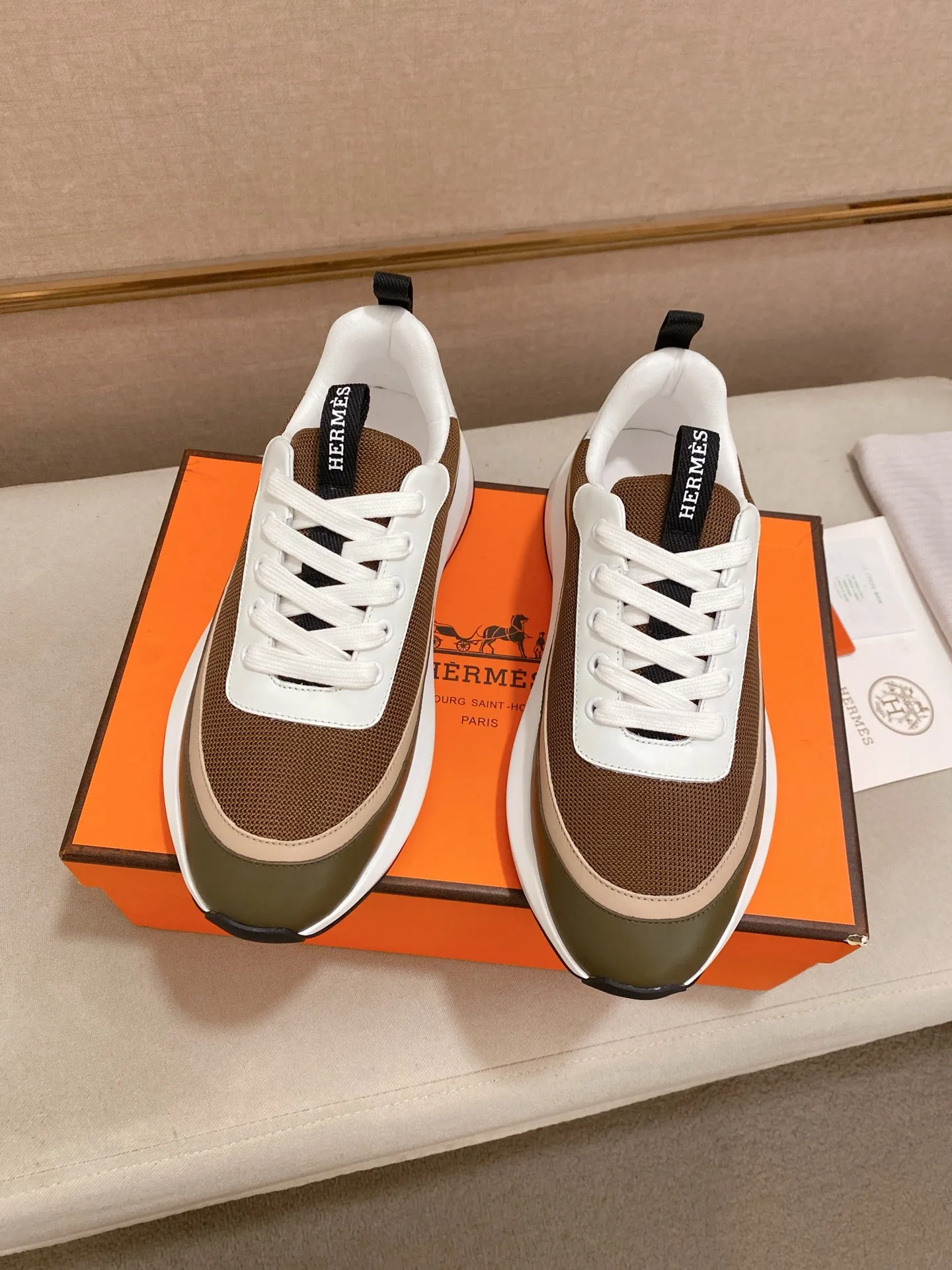 出厂价: 300💰《HERMES》【经典原单&bull;版本】爱马仕；顶级🔝代购🔍🔍男士最新🇺🇸专柜同步发售，意大利进口原版▲▲丝绸牛皮搭配透气布料▲▲（凸显高端&middot;贵气&middot;档次）做工考究（意大利🇮🇹进口水染🐂牛皮内里）鞋底：原厂特供原版底，⚠️独家双层活动&middot;TPR&middot;橡胶&middot;组合成型大底;超级&middot;舒适&middot;耐磨&middot;防滑&middot;环保 实物拍摄实物更漂亮（高品质&middot;跟单货）可随意进出专柜＊ 码数：38&middot;39&middot;40&middot;41&middot;42&middot;43&middot;44#（可订做45.)