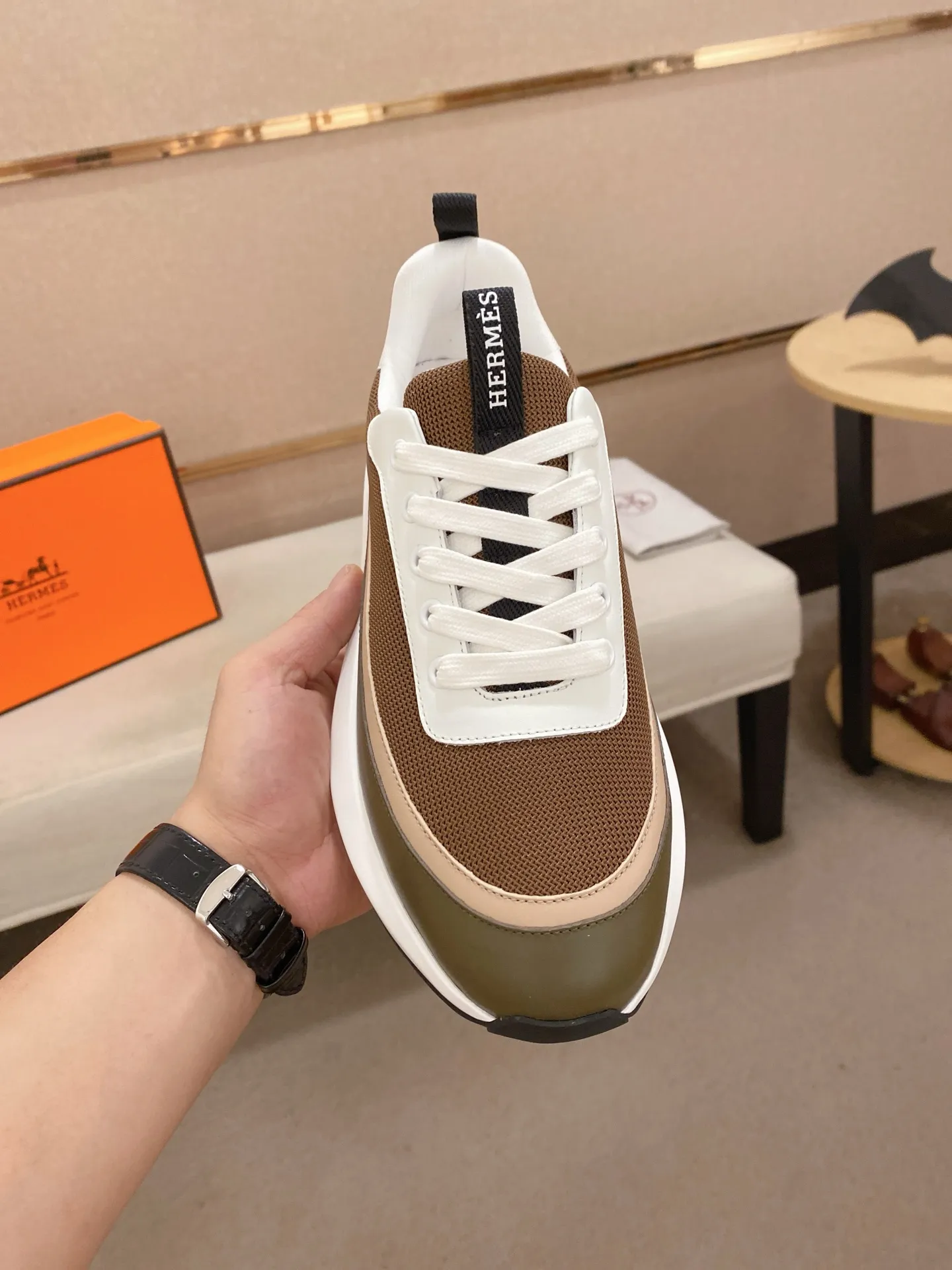 出厂价: 300💰《HERMES》【经典原单&bull;版本】爱马仕；顶级🔝代购🔍🔍男士最新🇺🇸专柜同步发售，意大利进口原版▲▲丝绸牛皮搭配透气布料▲▲（凸显高端&middot;贵气&middot;档次）做工考究（意大利🇮🇹进口水染🐂牛皮内里）鞋底：原厂特供原版底，⚠️独家双层活动&middot;TPR&middot;橡胶&middot;组合成型大底;超级&middot;舒适&middot;耐磨&middot;防滑&middot;环保 实物拍摄实物更漂亮（高品质&middot;跟单货）可随意进出专柜＊ 码数：38&middot;39&middot;40&middot;41&middot;42&middot;43&middot;44#（可订做45.)