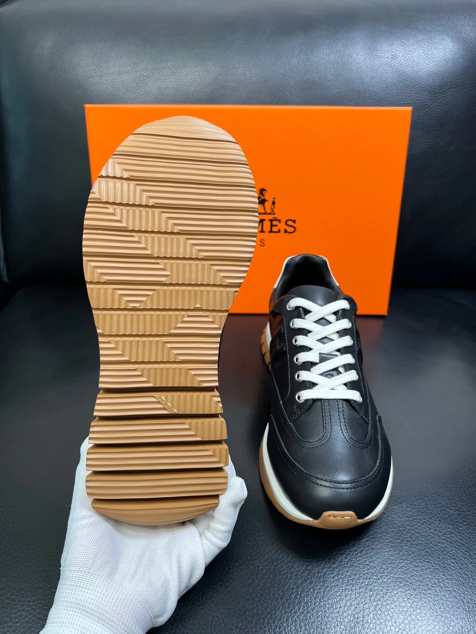 P210 Hermes 高品质 顶级工艺品 爱马仕 专柜同步发售原厂配置,意大利进口原版牛皮面料,高品质拼接工艺,全进口水染牛皮里垫,鞋底:原厂特供原版底超级舒适,原厂跟单货 欢迎对比,码数 38-44( 订做 45 )