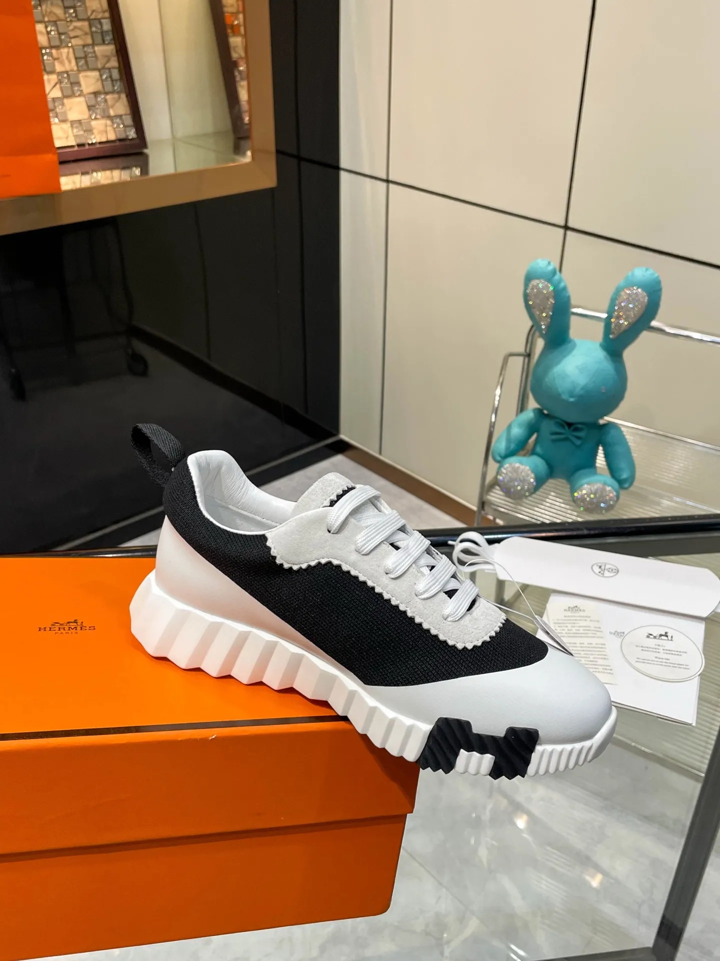 Hermes 270💰顶级版本爱马仕H家经典 休闲运动鞋,最高版本,鞋底上饰以夸张“H”字母,斜体设计和鲜艳色彩展现活力,延续品牌设计灵感! 非常漂亮的一款休闲鞋,大气而又不失可爱!经典的款型,独具魅力的增高鞋! 原版面料1:1,内里为原版透气进口羊皮里,垫脚进口羊皮,大底定制私模:T P U十P U抽真空一体成型,原版套楦工艺,原版包装盒📦配鞋履收纳袋,手提袋,鞋盒带蓝光防伪标识! 女码35.36.37.38.39.40.41.42 男码39.40.41.42.43.44.45.46