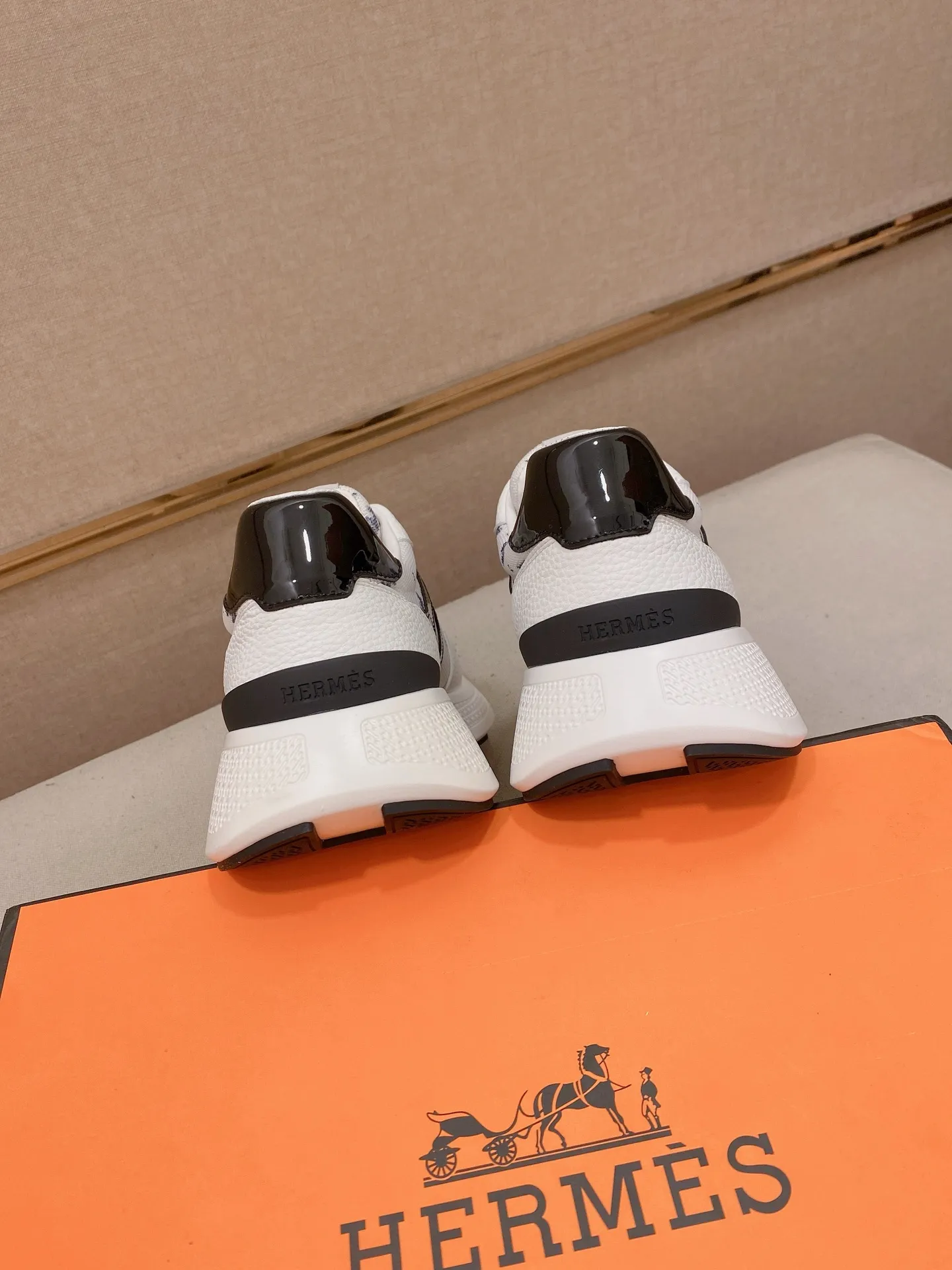 工厂价: 270💰《HERMES》【经典原单&bull;版本】爱马仕；顶级🔝代购🔍🔍男士最新🇺🇸专柜同步发售，意大利进口原版▲▲牛皮▲▲（凸显高端&middot;贵气&middot;档次）做工考究（意大利🇮🇹进口水染🐂牛皮内里）鞋底：原厂特供原版底，⚠️独家双层活动&middot;TPR&middot;橡胶&middot;组合成型大底;超级&middot;舒适&middot;耐磨&middot;防滑&middot;环保 实物拍摄实物更漂亮（高品质&middot;跟单货）可随意进出专柜＊ 码数：39-45（可定做38.46不退换）