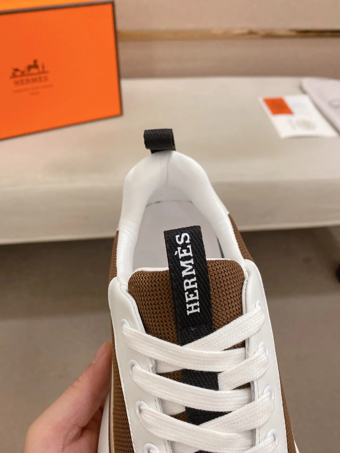 出厂价: 300💰《HERMES》【经典原单•版本】爱马仕;顶级🔝代购🔍🔍男士最新🇺🇸专柜同步发售,意大利进口原版▲▲丝绸牛皮搭配透气布料▲▲(凸显高端·贵气·档次)做工考究(意大利🇮🇹进口水染🐂牛皮内里)鞋底:原厂特供原版底,⚠️独家双层活动·TPR·橡胶·组合成型大底;超级·舒适·耐磨·防滑·环保 实物拍摄实物更漂亮(高品质·跟单货)可随意进出专柜* 码数:38·39·40·41·42·43·44#(可订做45.)