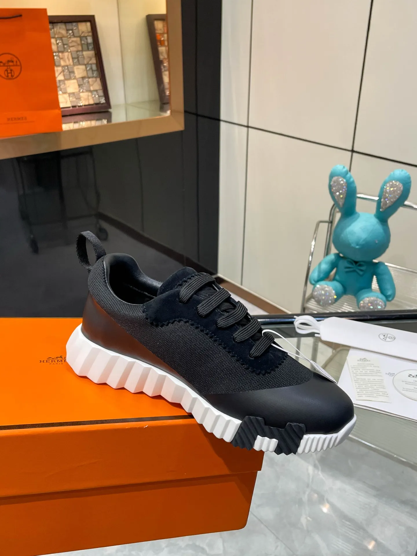 Hermes 270💰顶级版本爱马仕H家经典 休闲运动鞋,最高版本,鞋底上饰以夸张“H”字母,斜体设计和鲜艳色彩展现活力,延续品牌设计灵感! 非常漂亮的一款休闲鞋,大气而又不失可爱!经典的款型,独具魅力的增高鞋! 原版面料1:1,内里为原版透气进口羊皮里,垫脚进口羊皮,大底定制私模:T P U十P U抽真空一体成型,原版套楦工艺,原版包装盒📦配鞋履收纳袋,手提袋,鞋盒带蓝光防伪标识! 女码35.36.37.38.39.40.41.42 男码39.40.41.42.43.44.45.46