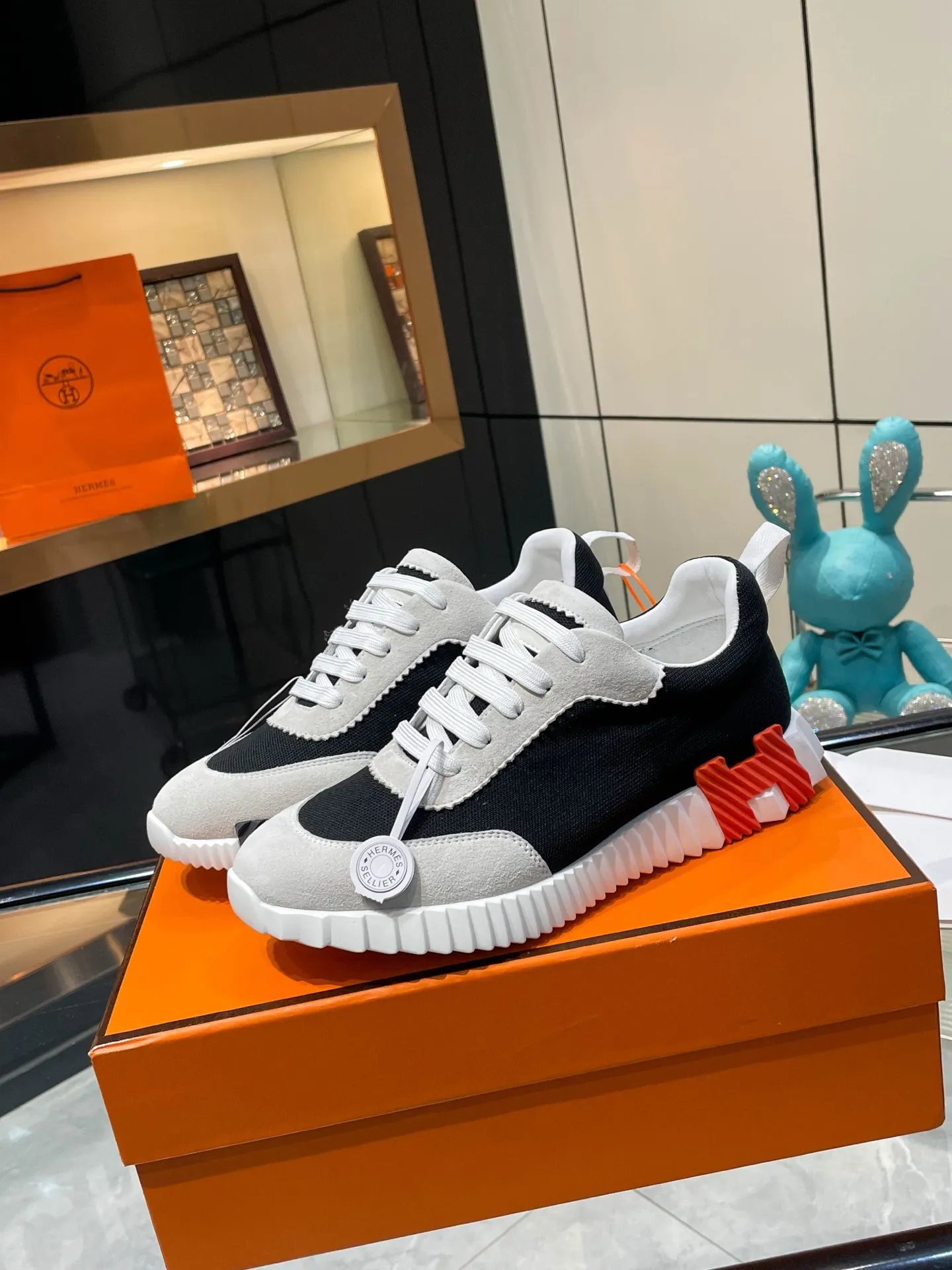 Hermes 270💰顶级版本爱马仕H家经典 休闲运动鞋，最高版本，鞋底上饰以夸张&ldquo;H&rdquo;字母，斜体设计和鲜艳色彩展现活力，延续品牌设计灵感！ 非常漂亮的一款休闲鞋，大气而又不失可爱！经典的款型，独具魅力的增高鞋！ 原版面料1:1，内里为原版透气进口羊皮里，垫脚进口羊皮，大底定制私模：T P U十P U抽真空一体成型，原版套楦工艺，原版包装盒📦配鞋履收纳袋，手提袋，鞋盒带蓝光防伪标识！ 女码35.36.37.38.39.40.41.42 男码39.40.41.42.43.44.45.46