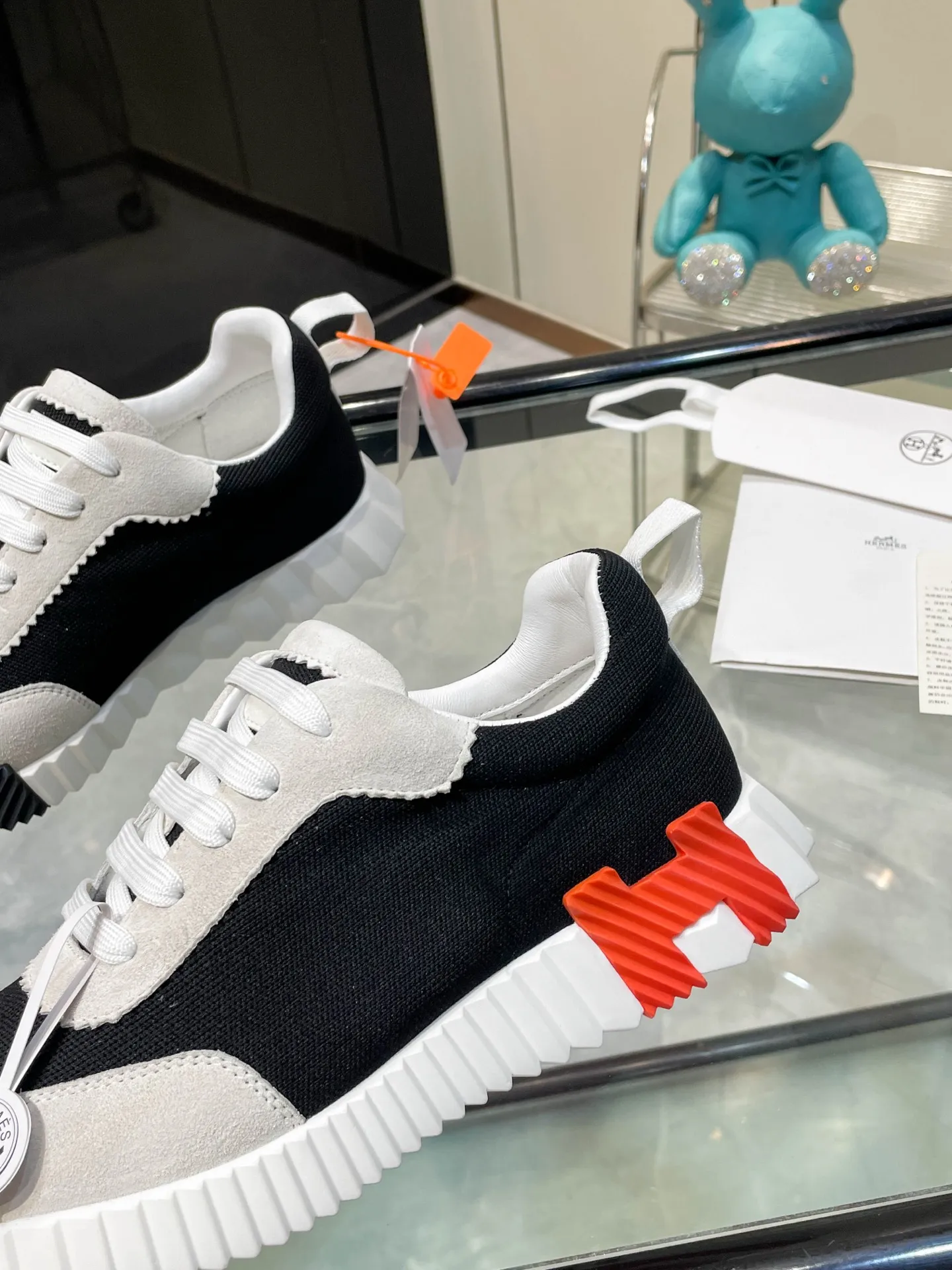 Hermes 270💰顶级版本爱马仕H家经典 休闲运动鞋，最高版本，鞋底上饰以夸张&ldquo;H&rdquo;字母，斜体设计和鲜艳色彩展现活力，延续品牌设计灵感！ 非常漂亮的一款休闲鞋，大气而又不失可爱！经典的款型，独具魅力的增高鞋！ 原版面料1:1，内里为原版透气进口羊皮里，垫脚进口羊皮，大底定制私模：T P U十P U抽真空一体成型，原版套楦工艺，原版包装盒📦配鞋履收纳袋，手提袋，鞋盒带蓝光防伪标识！ 女码35.36.37.38.39.40.41.42 男码39.40.41.42.43.44.45.46