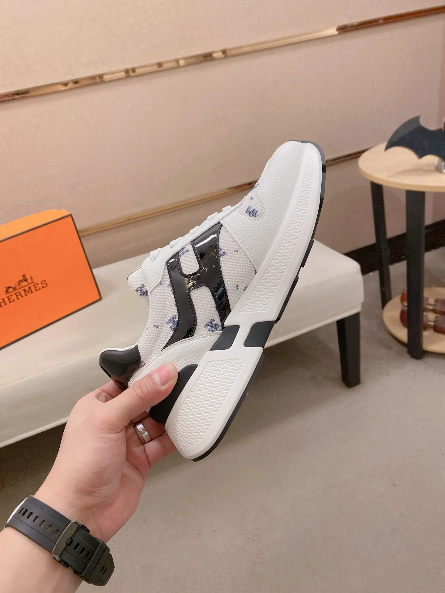 工厂价: 270💰《HERMES》【经典原单&bull;版本】爱马仕；顶级🔝代购🔍🔍男士最新🇺🇸专柜同步发售，意大利进口原版▲▲牛皮▲▲（凸显高端&middot;贵气&middot;档次）做工考究（意大利🇮🇹进口水染🐂牛皮内里）鞋底：原厂特供原版底，⚠️独家双层活动&middot;TPR&middot;橡胶&middot;组合成型大底;超级&middot;舒适&middot;耐磨&middot;防滑&middot;环保 实物拍摄实物更漂亮（高品质&middot;跟单货）可随意进出专柜＊ 码数：39-45（可定做38.46不退换）
