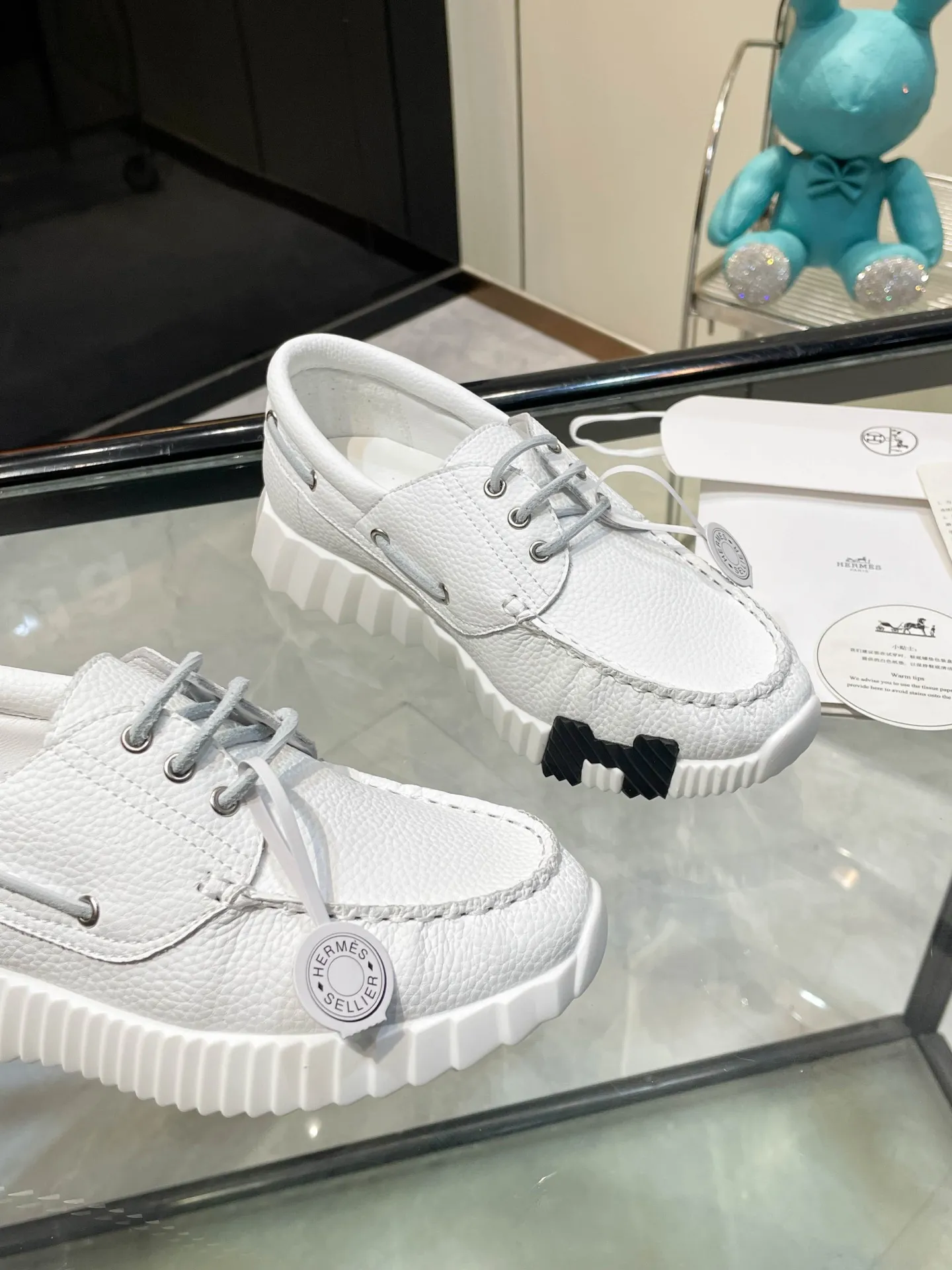 Hermes 280💰顶级版本爱马仕H家经典 休闲运动鞋,最高版本,鞋底上饰以夸张“H”字母,斜体设计和鲜艳色彩展现活力,延续品牌设计灵感! 非常漂亮的一款休闲鞋,大气而又不失可爱!经典的款型,独具魅力的增高鞋! 原版面料1:1,内里为原版透气进口羊皮里,垫脚进口羊皮,大底定制私模:T P U十P U抽真空一体成型,原版套楦工艺,原版包装盒📦配鞋履收纳袋,手提袋,鞋盒带蓝光防伪标识! 女码35.36.37.38.39.40.41.42 男码39.40.41.42.43.44.45.46