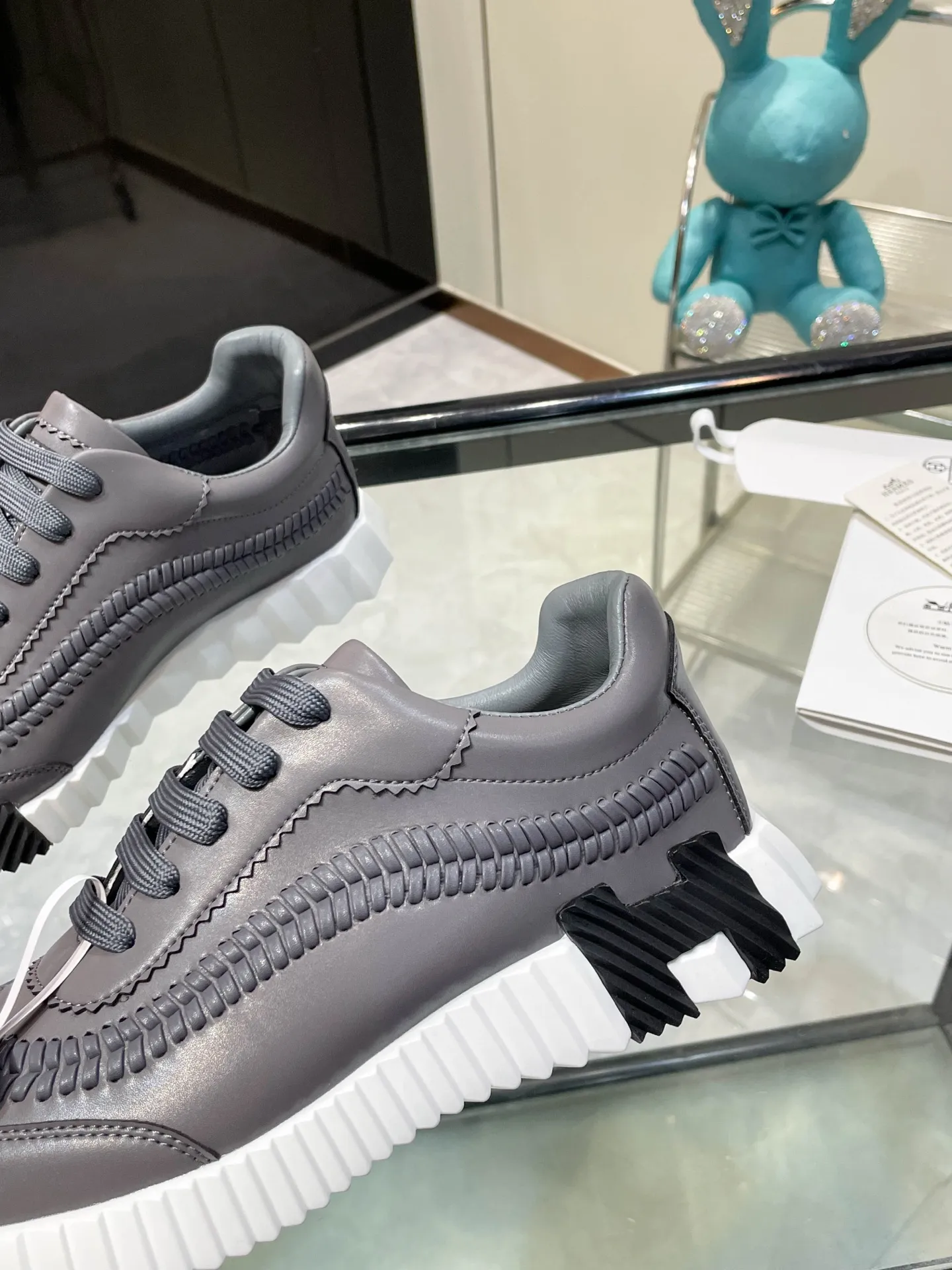 Hermes 310💰顶级版本爱马仕H家经典 休闲运动鞋，最高版本，鞋底上饰以夸张&ldquo;H&rdquo;字母，斜体设计和鲜艳色彩展现活力，延续品牌设计灵感！ 非常漂亮的一款休闲鞋，大气而又不失可爱！经典的款型，独具魅力的增高鞋！ 原版面料1:1，内里为原版透气进口羊皮里，垫脚进口羊皮，大底定制私模：T P U十P U抽真空一体成型，原版套楦工艺，原版包装盒📦配鞋履收纳袋，手提袋，鞋盒带蓝光防伪标识！ 女码35.36.37.38.39.40.41.42 男码39.40.41.42.43.44.45.46