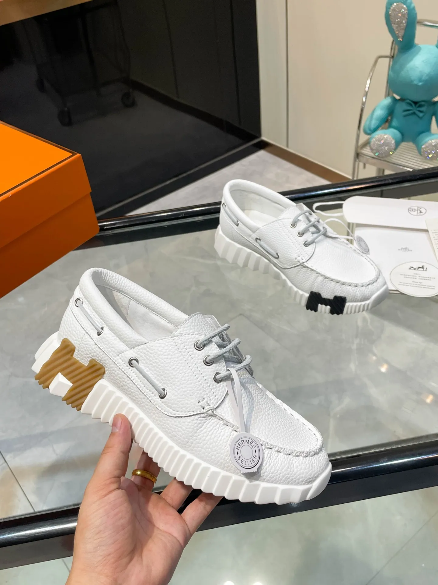 Hermes 280💰顶级版本爱马仕H家经典 休闲运动鞋,最高版本,鞋底上饰以夸张“H”字母,斜体设计和鲜艳色彩展现活力,延续品牌设计灵感! 非常漂亮的一款休闲鞋,大气而又不失可爱!经典的款型,独具魅力的增高鞋! 原版面料1:1,内里为原版透气进口羊皮里,垫脚进口羊皮,大底定制私模:T P U十P U抽真空一体成型,原版套楦工艺,原版包装盒📦配鞋履收纳袋,手提袋,鞋盒带蓝光防伪标识! 女码35.36.37.38.39.40.41.42 男码39.40.41.42.43.44.45.46