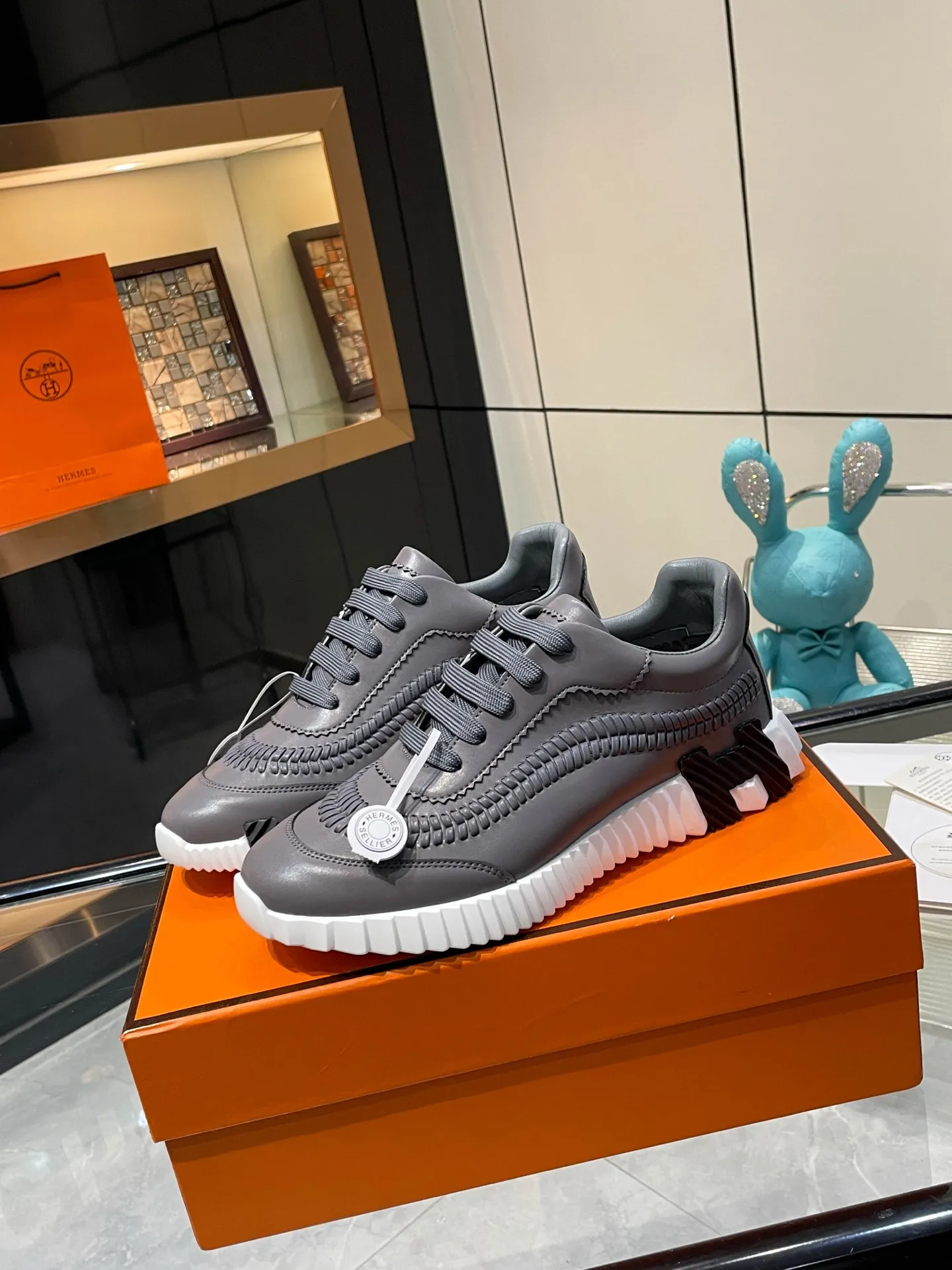 Hermes 310💰顶级版本爱马仕H家经典 休闲运动鞋,最高版本,鞋底上饰以夸张“H”字母,斜体设计和鲜艳色彩展现活力,延续品牌设计灵感! 非常漂亮的一款休闲鞋,大气而又不失可爱!经典的款型,独具魅力的增高鞋! 原版面料1:1,内里为原版透气进口羊皮里,垫脚进口羊皮,大底定制私模:T P U十P U抽真空一体成型,原版套楦工艺,原版包装盒📦配鞋履收纳袋,手提袋,鞋盒带蓝光防伪标识! 女码35.36.37.38.39.40.41.42 男码39.40.41.42.43.44.45.46