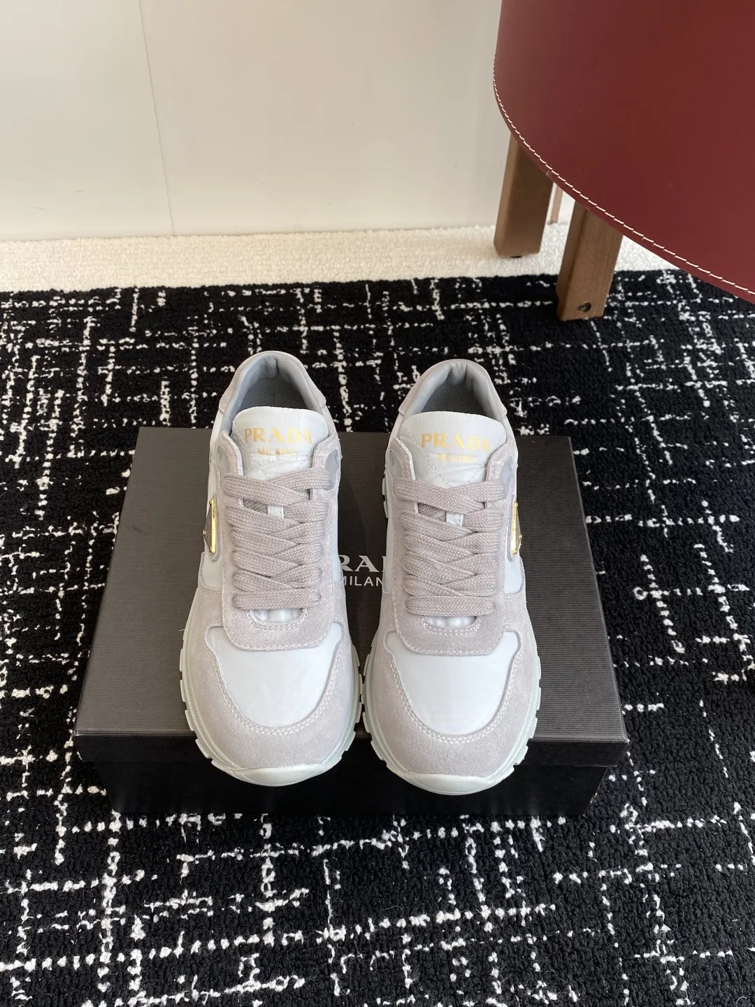 代购级💰290 Prada普拉达 25ss 春夏新款三角标运动鞋 高丝光和进口透气布拼接撞色,细节感跟好 三角标点缀,简单高级! 关键上脚超显腿长,轻松拉长腿部显腿!妥妥的增高神器 全套包装 原版开模大底 Size:#35-40(40订做不退换)