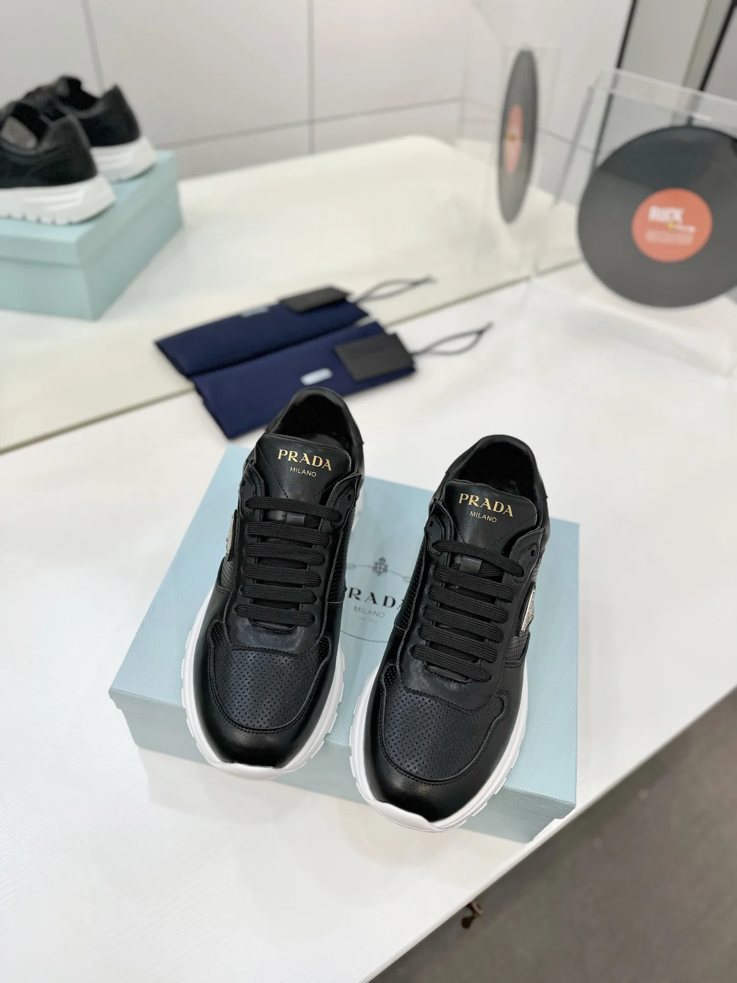 工厂价💰280男➕10🔥《冲孔面》运动鞋融优雅的创意设计以及Prada系列典型的材质于一身。 ⚡️鞋身采用海洋塑料回收物所制的创新性Re-Nylon再生尼龙和亮面牛皮革打造。蕴含新颖运动格调的三角形徽标点缀侧面，彰显品牌特色。胎面花纹厚底赋予廓形混搭魅力。原版1比1开发， ✅鞋面：牛皮冲孔面 ✅内里：原版水染牛皮+牛皮垫脚 ✅原版：TPU+发泡组合底 ✅码数：35-46（45.46订制）