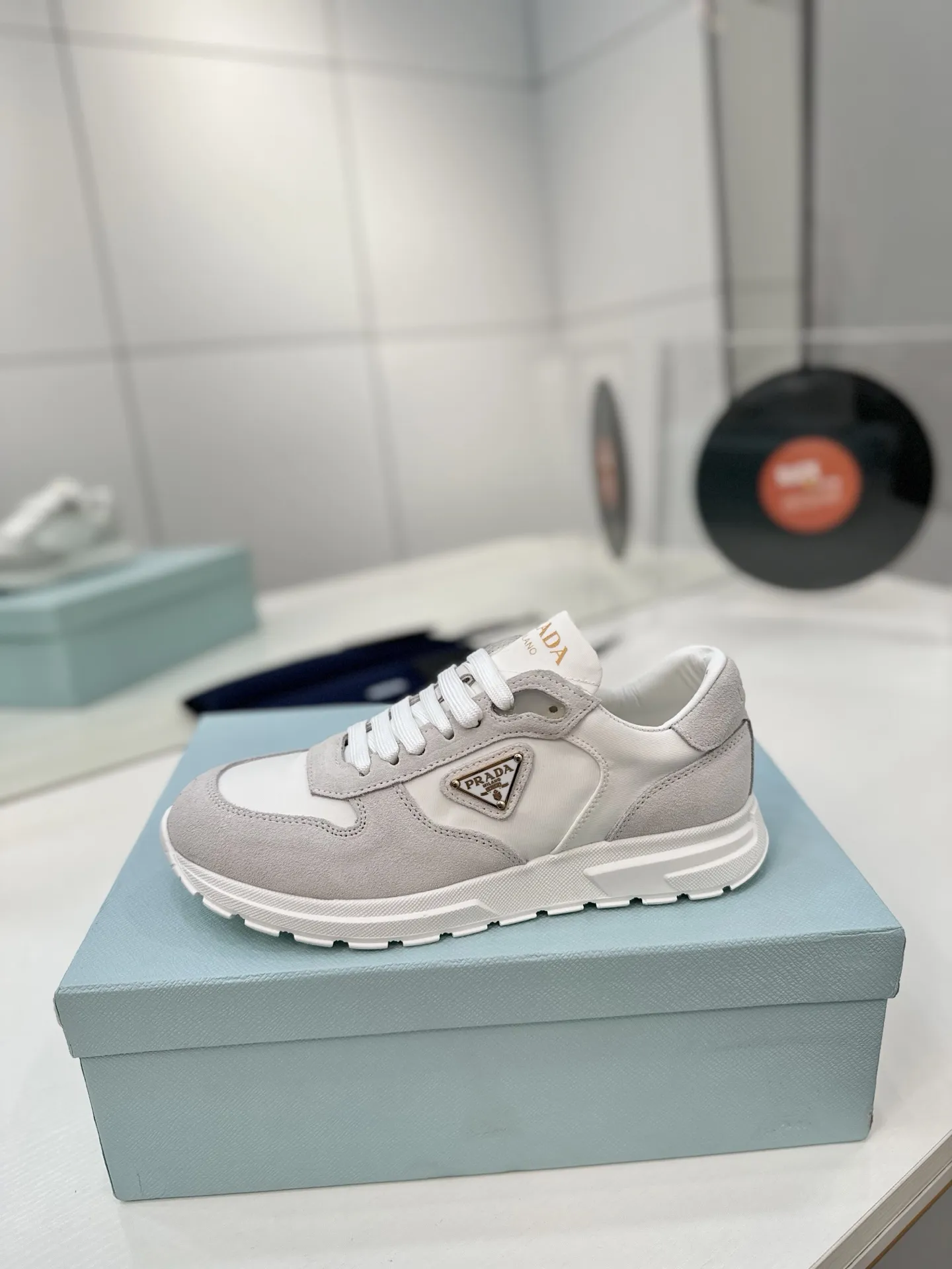 工厂价💰290🔥Prada普拉达春夏新款三角标运动鞋 💫高丝光和进口透气布拼接撞色，细节感跟好 三角标点缀，简单高级！关键上脚超显腿长，轻松拉长腿部显腿！妥妥的增高神器 ✅鞋面：原版牛皮 ✅内里：原版水染牛皮+牛皮垫脚 ✅原版：TPU+发泡组合底 ✅码数：35-41 (40 41定做不退换)