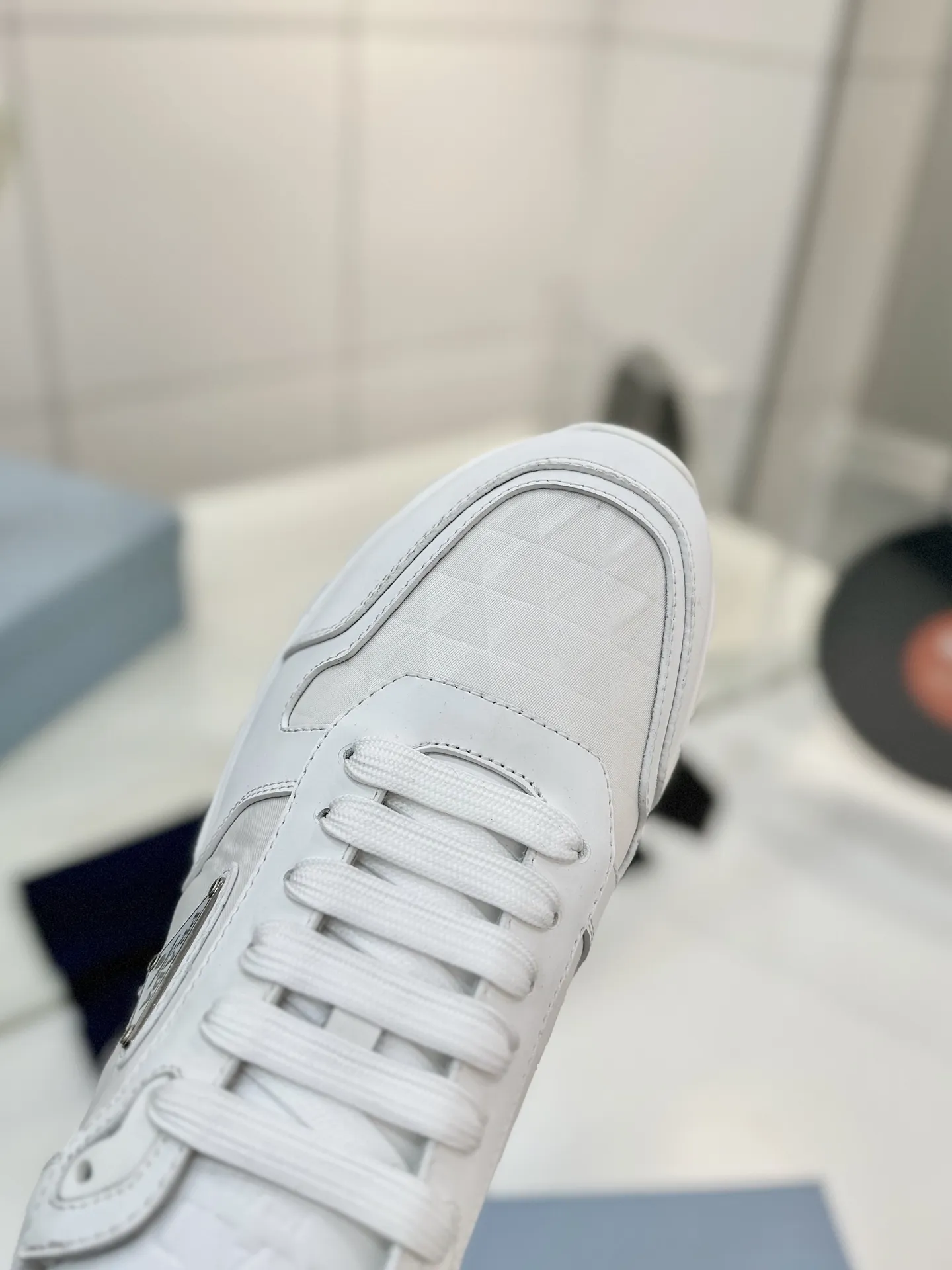 工厂价💰310男➕10🔥《普拉达prada》运动鞋融优雅的创意设计以及Prada系列典型的材质于一身。 ⚡️鞋身采用海洋塑料回收物所制的创新性Re-Nylon再生尼龙和亮面牛皮革打造。蕴含新颖运动格调的三角形徽标点缀侧面,彰显品牌特色。胎面花纹厚底赋予廓形混搭魅力。原版1比1开发, ✅鞋面:采用进口小牛皮拼接透气网面, 鞋舌Prada Milano丝网印刷徽标 ✅外侧饰经典金属三角珐琅徽标 ✅内里:网布,垫脚牛皮, ✅大底:采用防滑运动专属带logo橡胶大底 ✅码数:35-46(订制45.46)