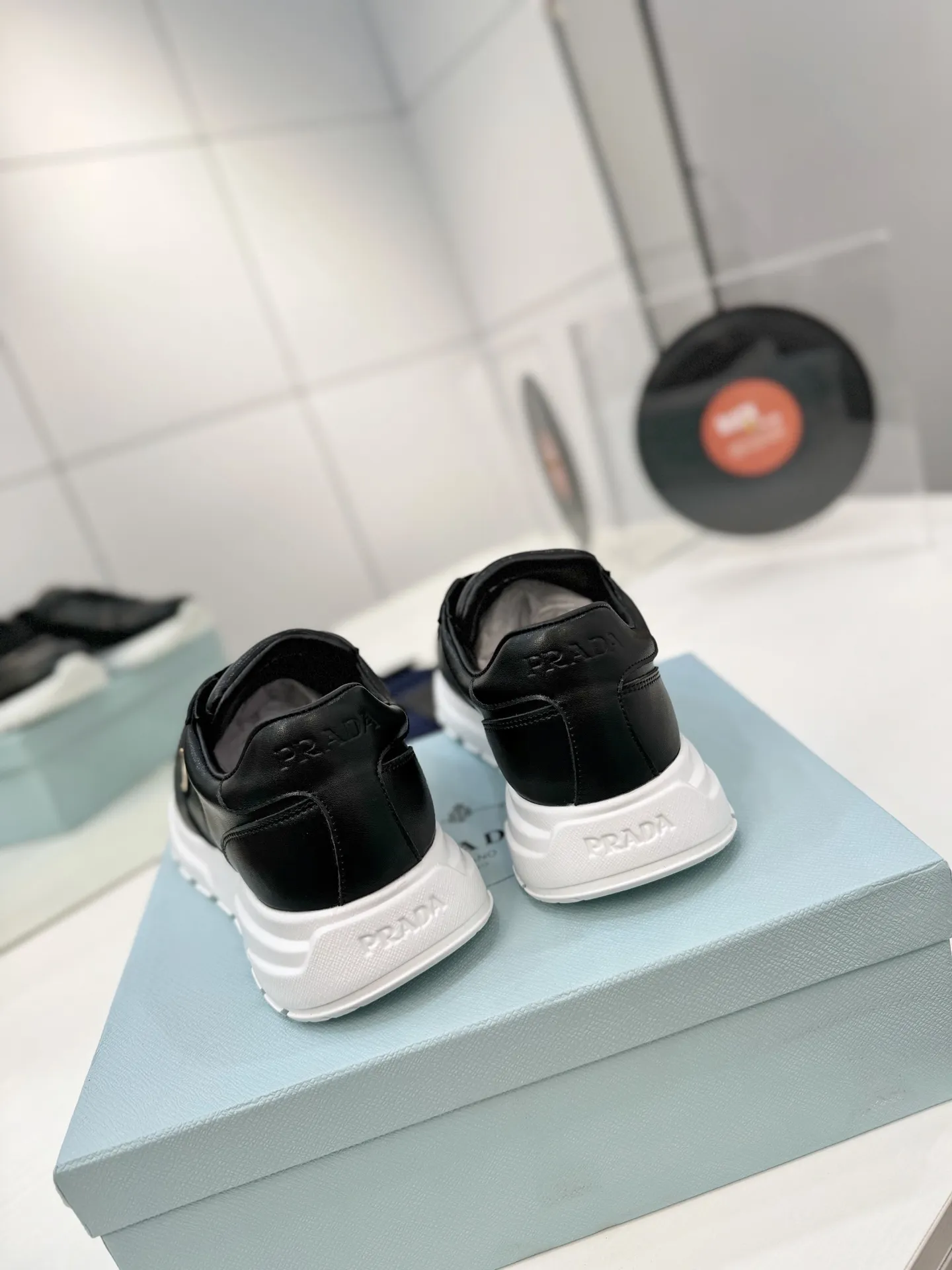 工厂价💰280男➕10🔥《冲孔面》运动鞋融优雅的创意设计以及Prada系列典型的材质于一身。 ⚡️鞋身采用海洋塑料回收物所制的创新性Re-Nylon再生尼龙和亮面牛皮革打造。蕴含新颖运动格调的三角形徽标点缀侧面,彰显品牌特色。胎面花纹厚底赋予廓形混搭魅力。原版1比1开发, ✅鞋面:牛皮冲孔面 ✅内里:原版水染牛皮+牛皮垫脚 ✅原版:TPU+发泡组合底 ✅码数:35-46(45.46订制)