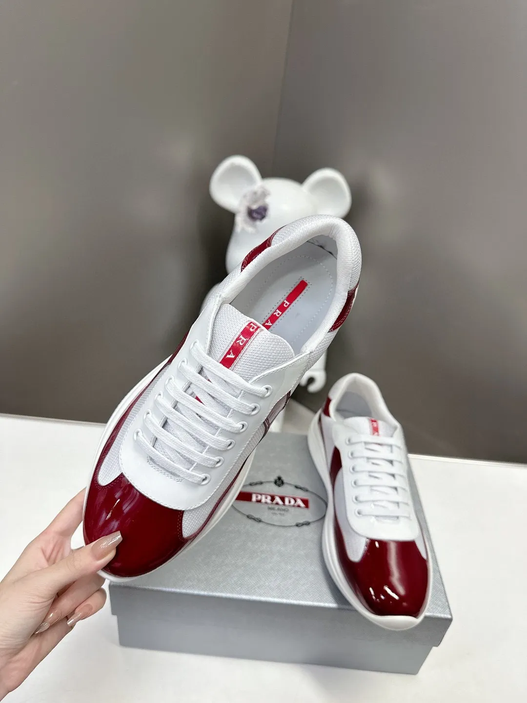 💰&yen;320 普拉达PRADA运动鞋👟 织物皮革双重材质延承标志性原版设计，以柔软耐用的皮革搭配创新型透气Bike织物材质，灵感源自帆船运动设计。码数:35-45（46 47 48可定做）