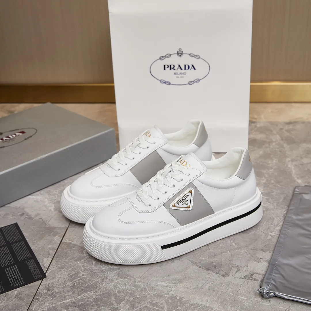 p320 普拉达 / Prada Macro Re-Nylon 系列低帮运动鞋 39-44（38.45订做） 普拉达三角标松糕运动鞋 男士 这款高帮运动鞋融Prada标志性的亮面皮革和Re-Nylon再生尼龙面料于一身，配有轻质鞋底，饰以橡胶三角形徽标，别具设计格调。 Re-Nylon再生尼龙面料通过提纯海洋塑料、渔网和纺织纤维回收物制成，为品牌的创新型面料。