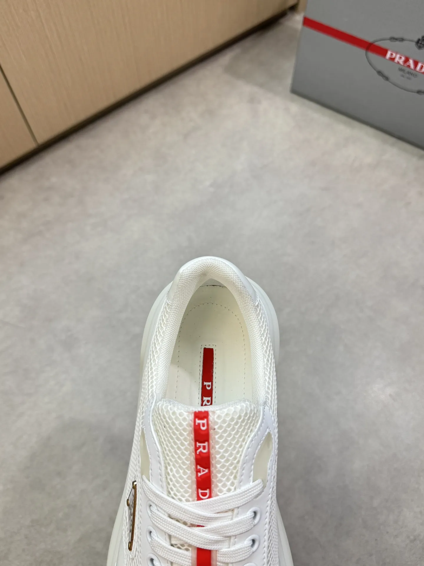 【 PRADA】普拉达 P320💰 -高端品质 原单🔍🔍🔍休闲运动鞋 -鞋面:🔝丝绸小牛皮、品牌高丝光镂空网帆布、鞋舌车缝品牌塑胶logo、鞋身品牌金属扣件 -内里:水染牛皮 -大底:超轻高透TPR·橡胶; 成型大底 -超高品控·做工精细:凸显(高端·贵气·档次) -Size :38-45(46,可订做)·