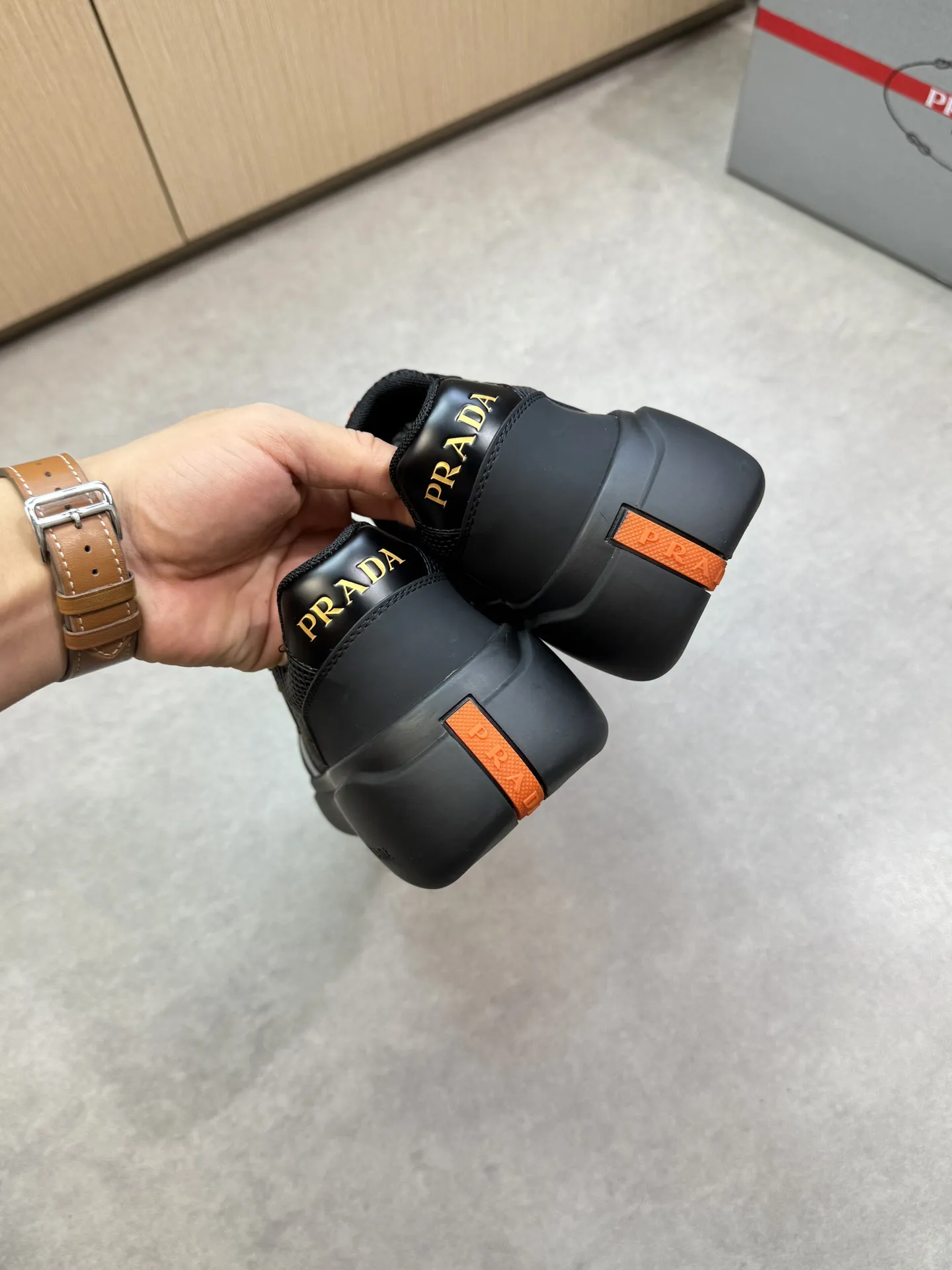 【 PRADA】普拉达 P320💰 -高端品质 原单🔍🔍🔍休闲运动鞋 -鞋面：🔝丝绸小牛皮、品牌高丝光镂空网帆布、鞋舌车缝品牌塑胶logo、鞋身品牌金属扣件 -内里：水染牛皮 -大底：超轻高透TPR&middot;橡胶; 成型大底 -超高品控&middot;做工精细：凸显(高端&middot;贵气&middot;档次) -Size ：38-45（46，可订做)&middot;