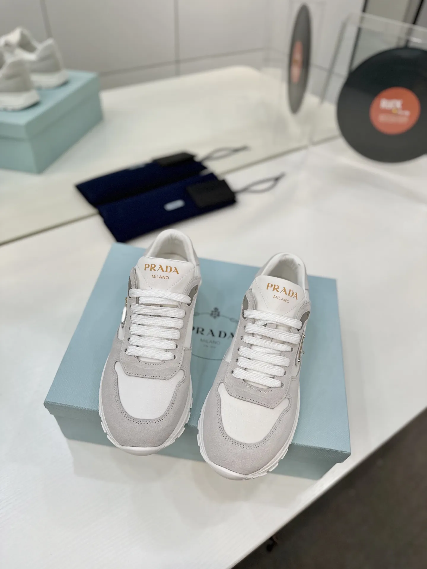工厂价💰290🔥Prada普拉达春夏新款三角标运动鞋 💫高丝光和进口透气布拼接撞色,细节感跟好 三角标点缀,简单高级!关键上脚超显腿长,轻松拉长腿部显腿!妥妥的增高神器 ✅鞋面:原版牛皮 ✅内里:原版水染牛皮+牛皮垫脚 ✅原版:TPU+发泡组合底 ✅码数:35-41 (40 41定做不退换)