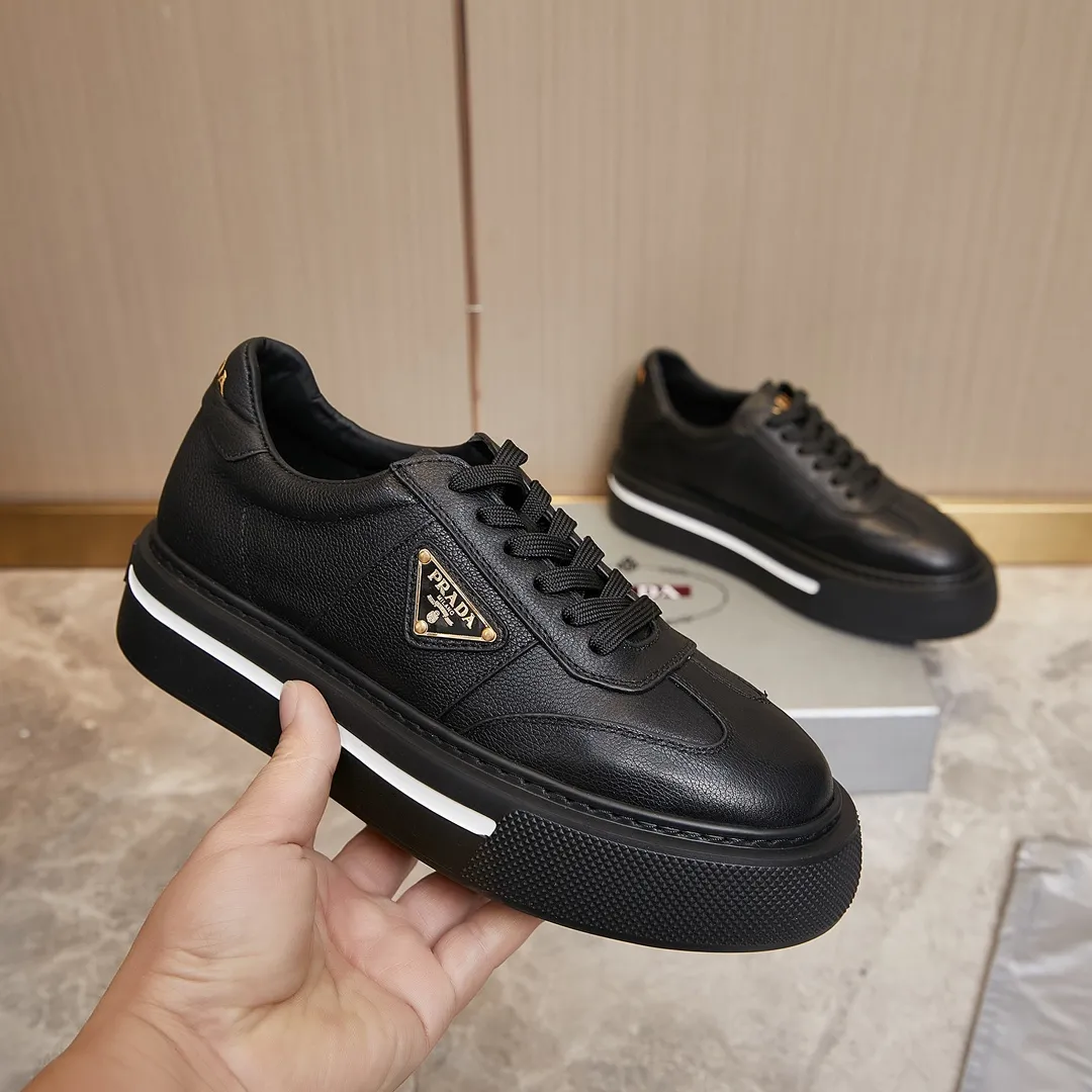 p320 普拉达 / Prada Macro Re-Nylon 系列低帮运动鞋 39-44(38.45订做) 普拉达三角标松糕运动鞋 男士 这款高帮运动鞋融Prada标志性的亮面皮革和Re-Nylon再生尼龙面料于一身,配有轻质鞋底,饰以橡胶三角形徽标,别具设计格调。 Re-Nylon再生尼龙面料通过提纯海洋塑料、渔网和纺织纤维回收物制成,为品牌的创新型面料。