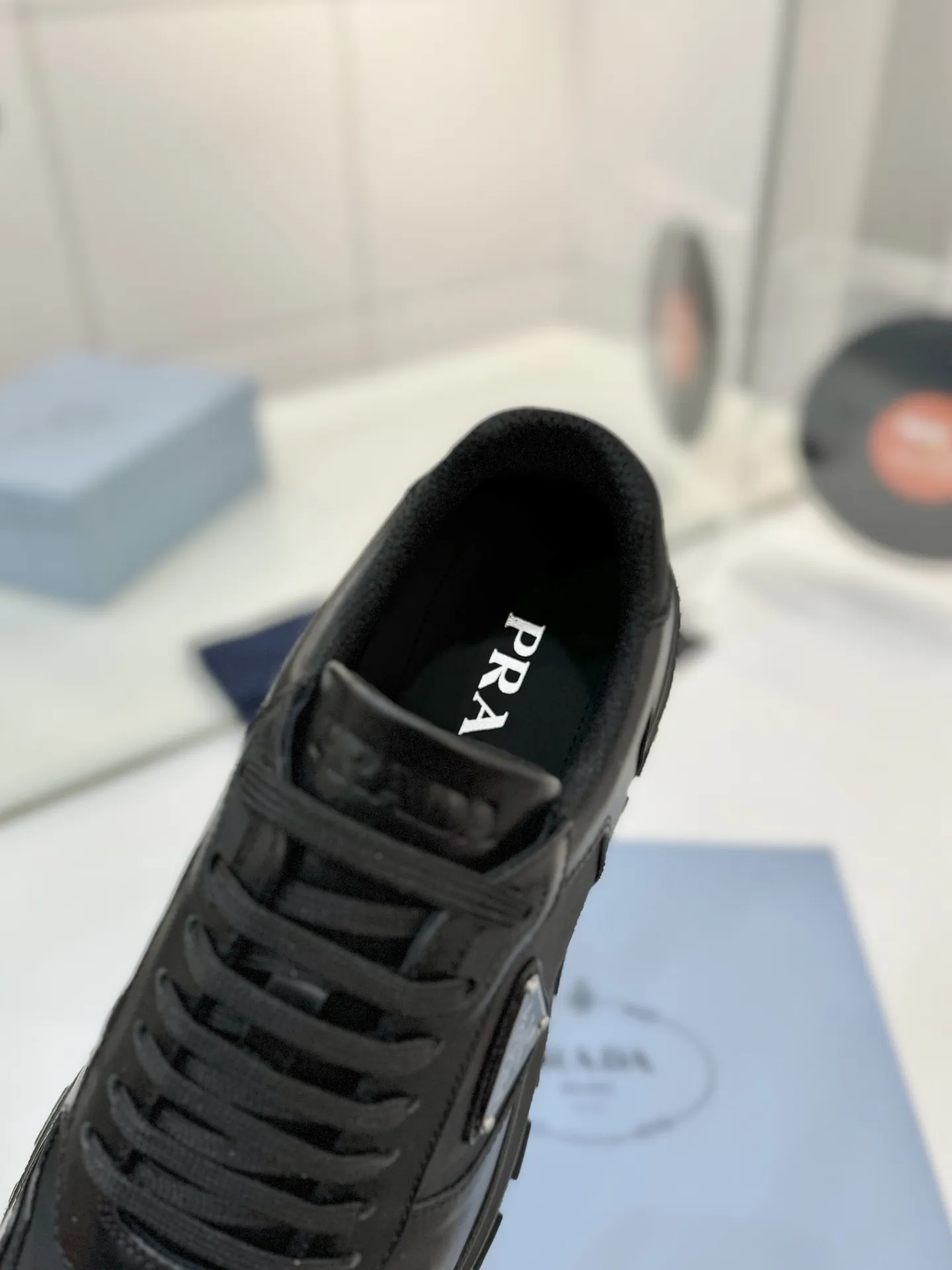 工厂价💰310男➕10🔥《普拉达prada》运动鞋融优雅的创意设计以及Prada系列典型的材质于一身。 ⚡️鞋身采用海洋塑料回收物所制的创新性Re-Nylon再生尼龙和亮面牛皮革打造。蕴含新颖运动格调的三角形徽标点缀侧面，彰显品牌特色。胎面花纹厚底赋予廓形混搭魅力。原版1比1开发， ✅鞋面：采用进口小牛皮拼接透气网面， 鞋舌Prada Milano丝网印刷徽标 ✅外侧饰经典金属三角珐琅徽标 ✅内里：网布，垫脚牛皮， ✅大底：采用防滑运动专属带logo橡胶大底 ✅码数：35-46（订制45.46）