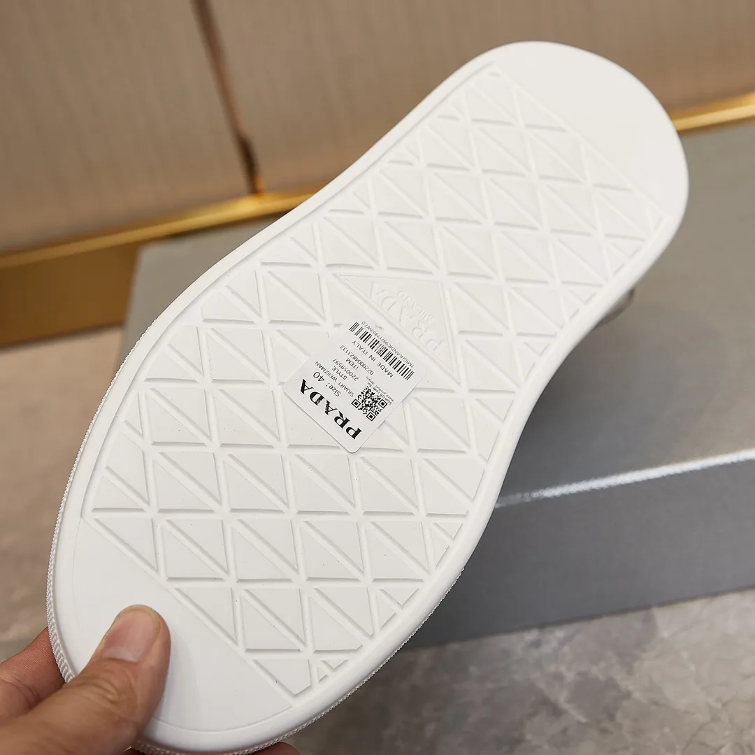 p320 普拉达 / Prada Macro Re-Nylon 系列低帮运动鞋 39-44(38.45订做) 普拉达三角标松糕运动鞋 男士 这款高帮运动鞋融Prada标志性的亮面皮革和Re-Nylon再生尼龙面料于一身,配有轻质鞋底,饰以橡胶三角形徽标,别具设计格调。 Re-Nylon再生尼龙面料通过提纯海洋塑料、渔网和纺织纤维回收物制成,为品牌的创新型面料。