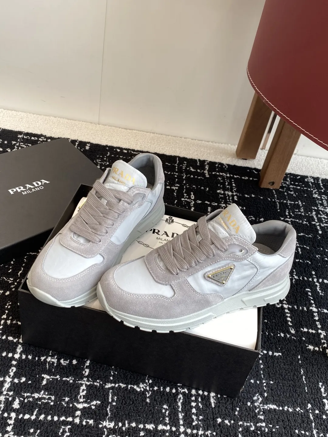 代购级💰290 Prada普拉达 25ss 春夏新款三角标运动鞋 高丝光和进口透气布拼接撞色,细节感跟好 三角标点缀,简单高级! 关键上脚超显腿长,轻松拉长腿部显腿!妥妥的增高神器 全套包装 原版开模大底 Size:#35-40(40订做不退换)