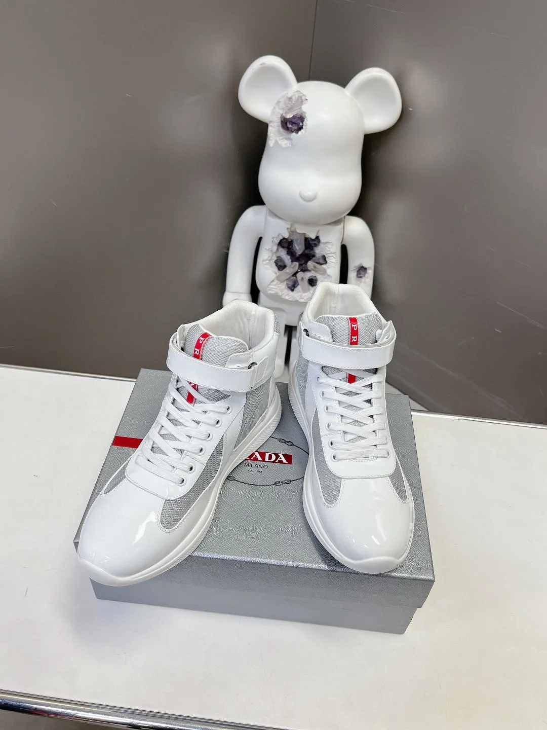 💰&yen;360 普拉达PRADA顶级版高帮情侣运动鞋 ，鞋面进口飞织面料拼接漆皮，羊皮内里+牛皮踮脚，耐磨防滑轻便大底， 男女同款：码数：35-45码（46 47🉑️定做）