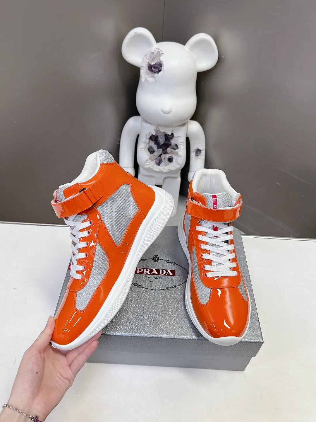 💰&yen;360 普拉达PRADA顶级版高帮情侣运动鞋 ，鞋面进口飞织面料拼接漆皮，羊皮内里+牛皮踮脚，耐磨防滑轻便大底， 男女同款：码数：35-45码（46 47🉑️定做）