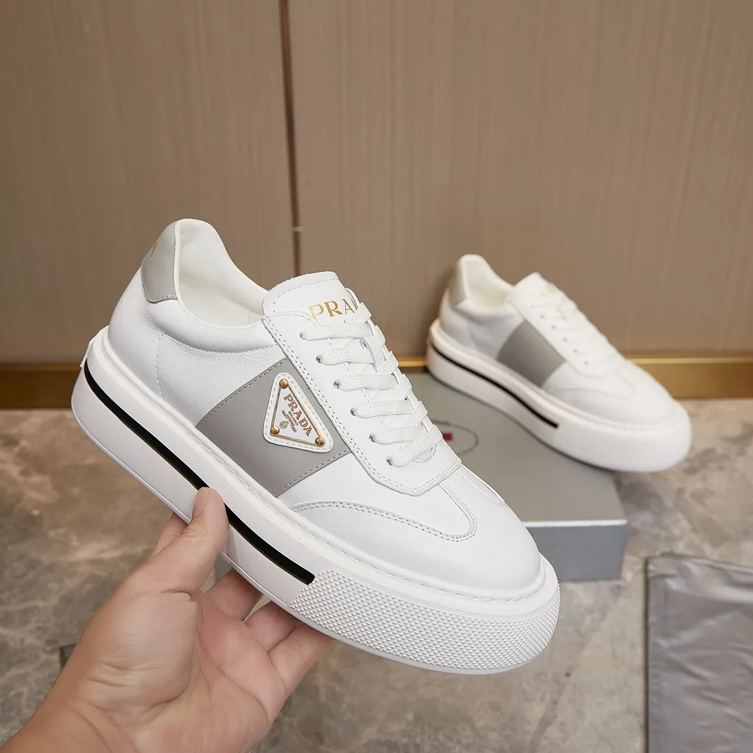 p320 普拉达 / Prada Macro Re-Nylon 系列低帮运动鞋 39-44(38.45订做) 普拉达三角标松糕运动鞋 男士 这款高帮运动鞋融Prada标志性的亮面皮革和Re-Nylon再生尼龙面料于一身,配有轻质鞋底,饰以橡胶三角形徽标,别具设计格调。 Re-Nylon再生尼龙面料通过提纯海洋塑料、渔网和纺织纤维回收物制成,为品牌的创新型面料。