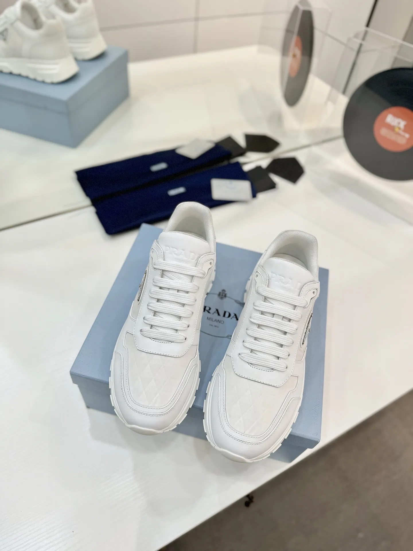 工厂价💰310男➕10🔥《普拉达prada》运动鞋融优雅的创意设计以及Prada系列典型的材质于一身。 ⚡️鞋身采用海洋塑料回收物所制的创新性Re-Nylon再生尼龙和亮面牛皮革打造。蕴含新颖运动格调的三角形徽标点缀侧面，彰显品牌特色。胎面花纹厚底赋予廓形混搭魅力。原版1比1开发， ✅鞋面：采用进口小牛皮拼接透气网面， 鞋舌Prada Milano丝网印刷徽标 ✅外侧饰经典金属三角珐琅徽标 ✅内里：网布，垫脚牛皮， ✅大底：采用防滑运动专属带logo橡胶大底 ✅码数：35-46（订制45.46）