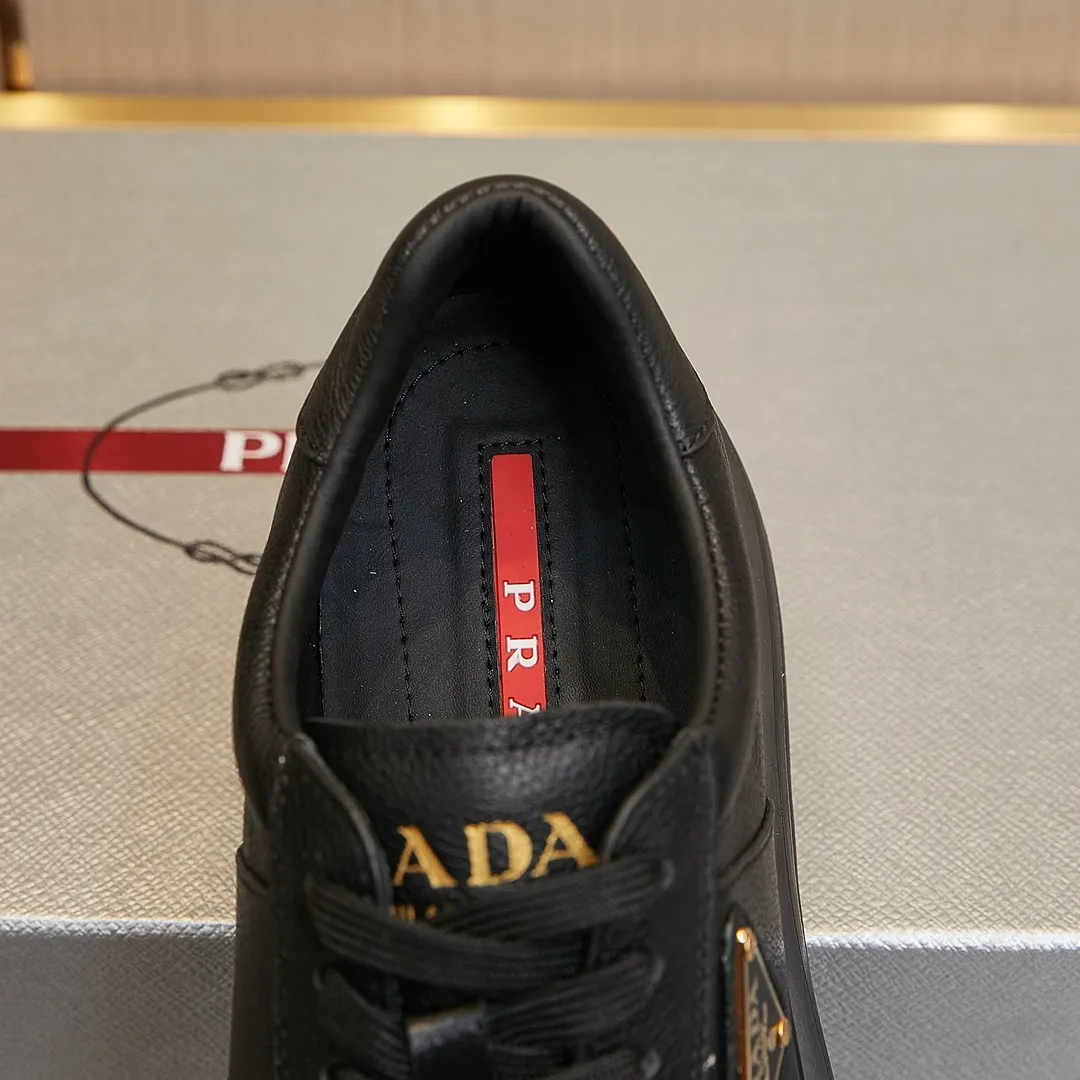 p320 普拉达 / Prada Macro Re-Nylon 系列低帮运动鞋 39-44(38.45订做) 普拉达三角标松糕运动鞋 男士 这款高帮运动鞋融Prada标志性的亮面皮革和Re-Nylon再生尼龙面料于一身,配有轻质鞋底,饰以橡胶三角形徽标,别具设计格调。 Re-Nylon再生尼龙面料通过提纯海洋塑料、渔网和纺织纤维回收物制成,为品牌的创新型面料。