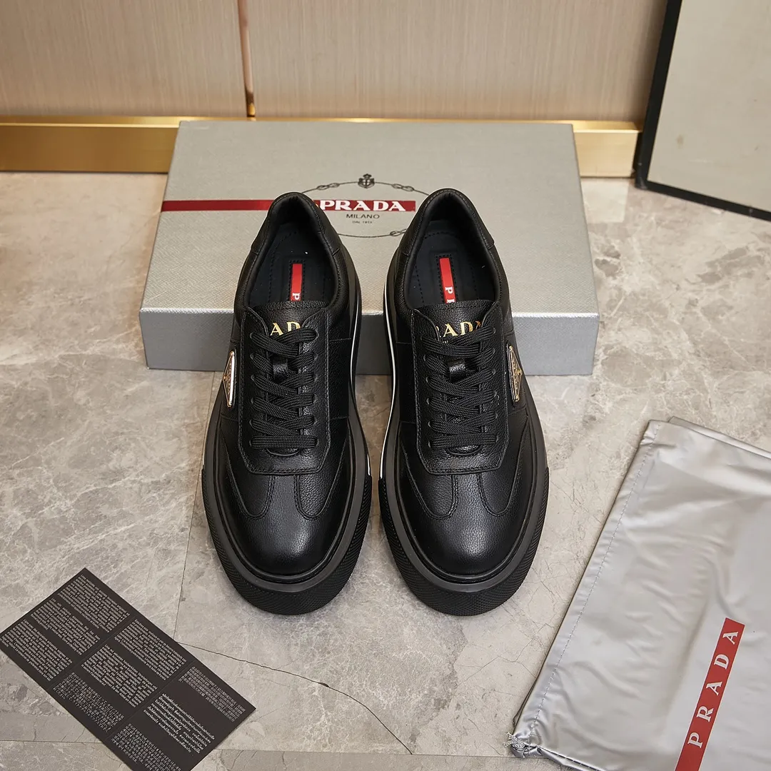 p320 普拉达 / Prada Macro Re-Nylon 系列低帮运动鞋 39-44(38.45订做) 普拉达三角标松糕运动鞋 男士 这款高帮运动鞋融Prada标志性的亮面皮革和Re-Nylon再生尼龙面料于一身,配有轻质鞋底,饰以橡胶三角形徽标,别具设计格调。 Re-Nylon再生尼龙面料通过提纯海洋塑料、渔网和纺织纤维回收物制成,为品牌的创新型面料。