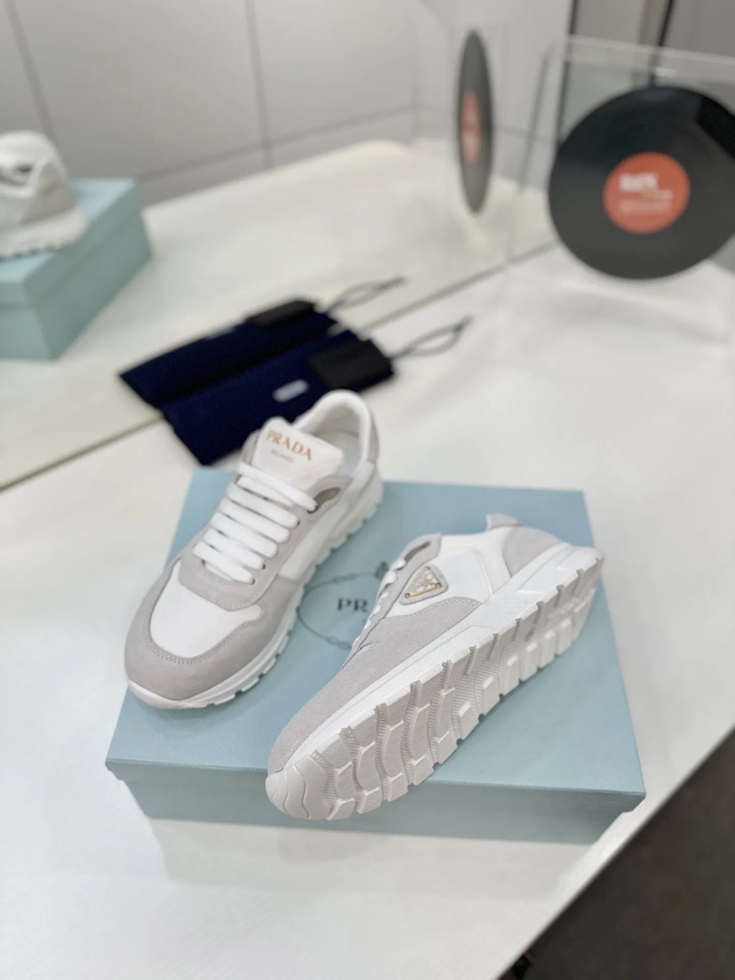 工厂价💰290🔥Prada普拉达春夏新款三角标运动鞋 💫高丝光和进口透气布拼接撞色,细节感跟好 三角标点缀,简单高级!关键上脚超显腿长,轻松拉长腿部显腿!妥妥的增高神器 ✅鞋面:原版牛皮 ✅内里:原版水染牛皮+牛皮垫脚 ✅原版:TPU+发泡组合底 ✅码数:35-41 (40 41定做不退换)