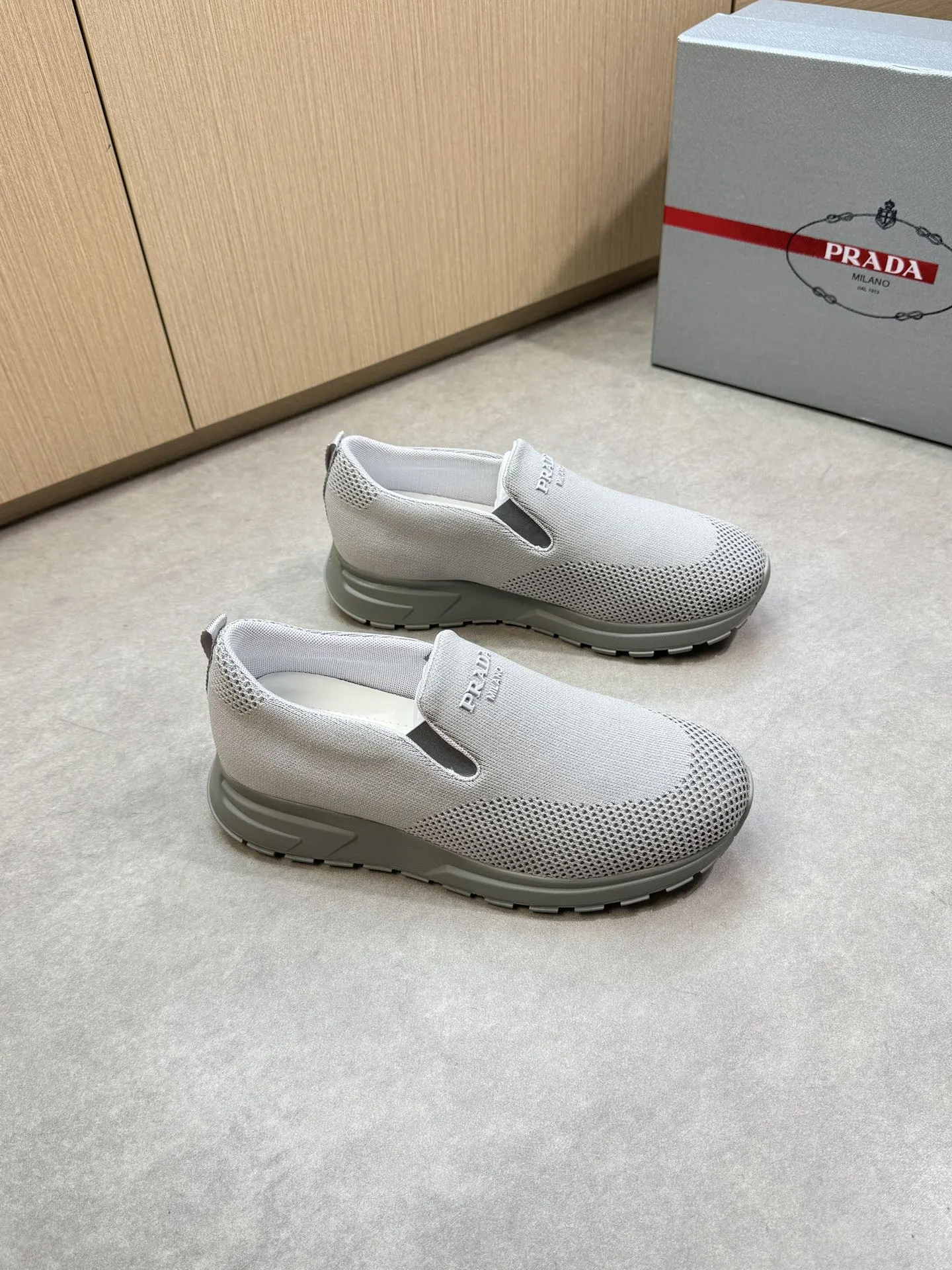 【PRADA】普拉达 P300💰 -高端品质 原单🔍🔍🔍休闲运动鞋 -鞋面：🔝品牌图腾针织(飞织)布匹、鞋舌注塑品牌logo -内里：水染牛皮 -大底：超轻TPU发泡&middot;橡胶；双色成型大底 -超高品控&middot;做工精细：凸显(高端&middot;贵气&middot;档次) -Size ：38-44（45，可订做)&middot;PR0135