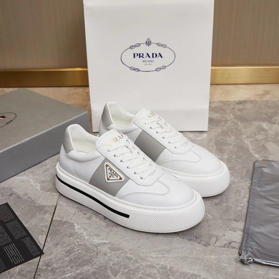 p320 普拉达 / Prada Macro Re-Nylon 系列低帮运动鞋 39-44(38.45订做) 普拉达三角标松糕运动鞋 男士 这款高帮运动鞋融Prada标志性的亮面皮革和Re-Nylon再生尼龙面料于一身,配有轻质鞋底,饰以橡胶三角形徽标,别具设计格调。 Re-Nylon再生尼龙面料通过提纯海洋塑料、渔网和纺织纤维回收物制成,为品牌的创新型面料。