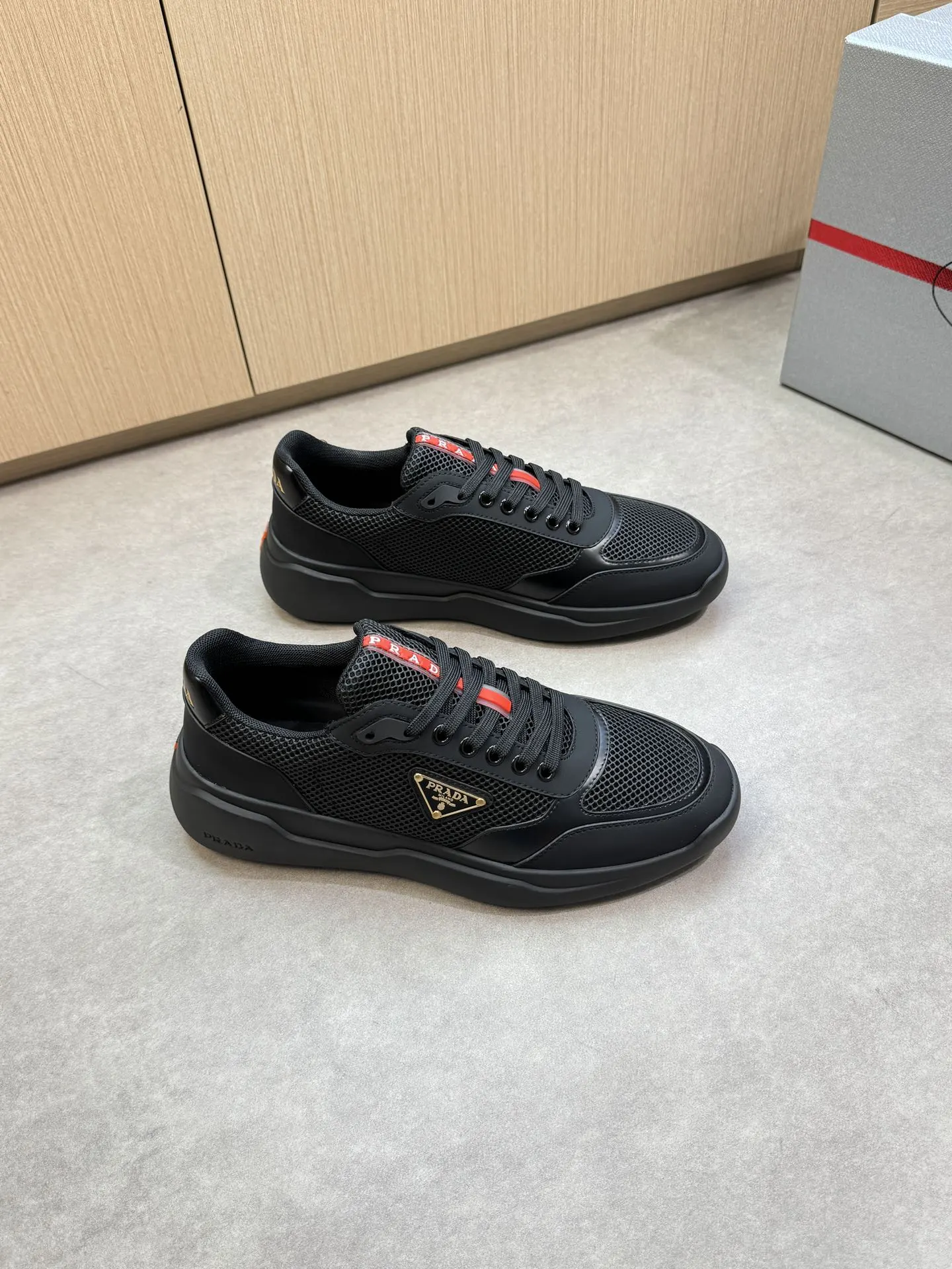 【 PRADA】普拉达 P320💰 -高端品质 原单🔍🔍🔍休闲运动鞋 -鞋面：🔝丝绸小牛皮、品牌高丝光镂空网帆布、鞋舌车缝品牌塑胶logo、鞋身品牌金属扣件 -内里：水染牛皮 -大底：超轻高透TPR&middot;橡胶; 成型大底 -超高品控&middot;做工精细：凸显(高端&middot;贵气&middot;档次) -Size ：38-45（46，可订做)&middot;