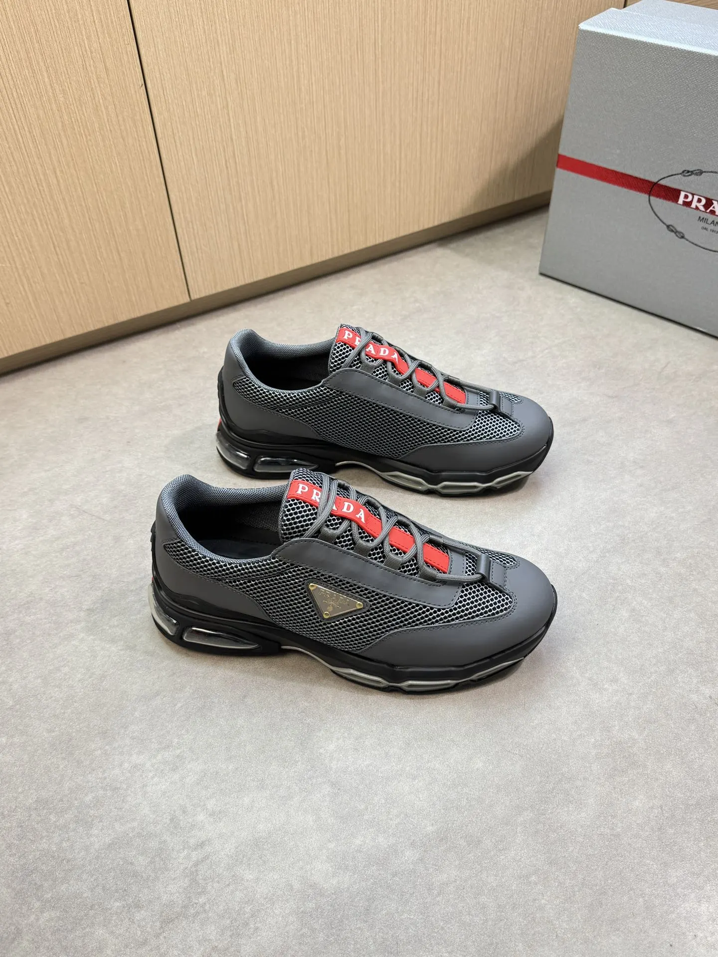 【 PRADA】普拉达 P340💰 -高端品质 原单🔍🔍🔍休闲运动鞋 -鞋面：🔝丝绸小牛皮、品牌高丝光镂空网帆布、鞋舌车缝品牌塑胶logo、鞋身品牌金属扣件 -内里：水染牛皮 -大底：超轻高透TPR气囊&middot;橡胶; 抽真空组合成型大底 -超高品控&middot;做工精细：凸显(高端&middot;贵气&middot;档次) -Size ：38-45（46，可订做)&middot;