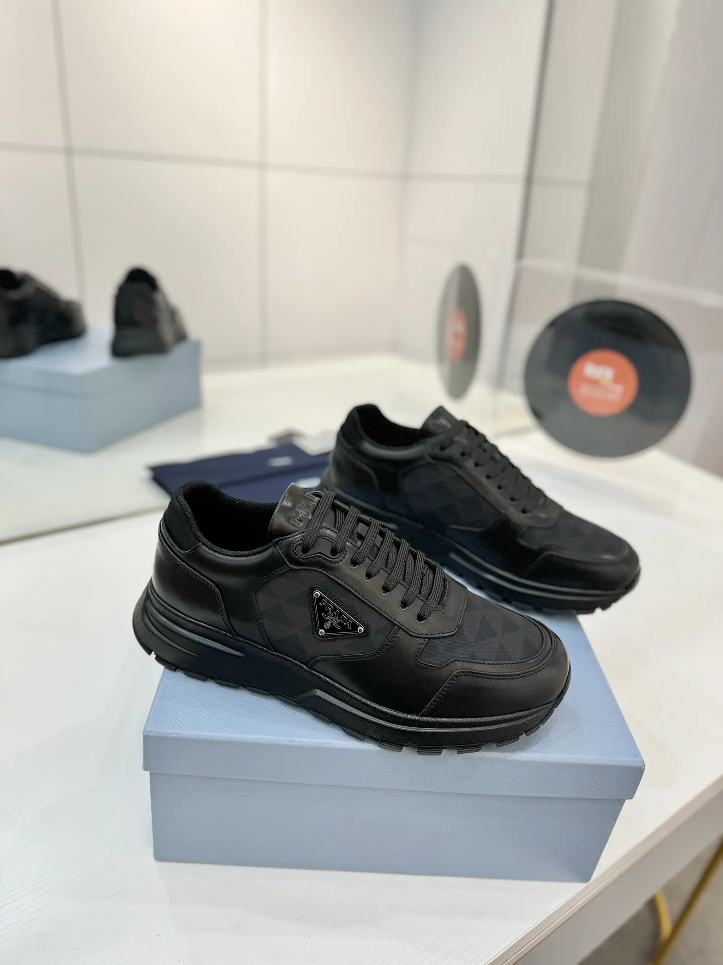 工厂价💰310男➕10🔥《普拉达prada》运动鞋融优雅的创意设计以及Prada系列典型的材质于一身。 ⚡️鞋身采用海洋塑料回收物所制的创新性Re-Nylon再生尼龙和亮面牛皮革打造。蕴含新颖运动格调的三角形徽标点缀侧面，彰显品牌特色。胎面花纹厚底赋予廓形混搭魅力。原版1比1开发， ✅鞋面：采用进口小牛皮拼接透气网面， 鞋舌Prada Milano丝网印刷徽标 ✅外侧饰经典金属三角珐琅徽标 ✅内里：网布，垫脚牛皮， ✅大底：采用防滑运动专属带logo橡胶大底 ✅码数：35-46（订制45.46）