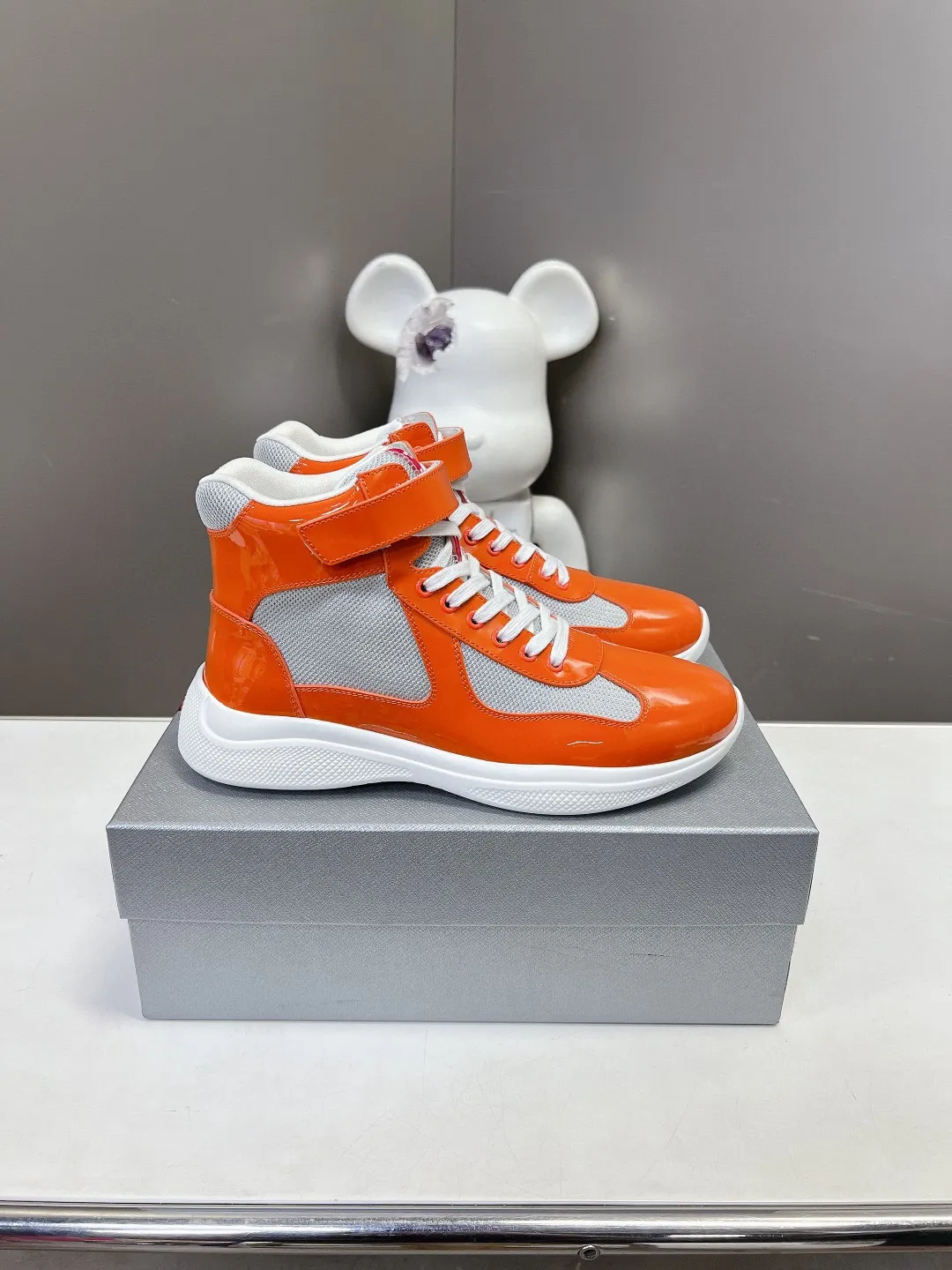 💰&yen;360 普拉达PRADA顶级版高帮情侣运动鞋 ，鞋面进口飞织面料拼接漆皮，羊皮内里+牛皮踮脚，耐磨防滑轻便大底， 男女同款：码数：35-45码（46 47🉑️定做）