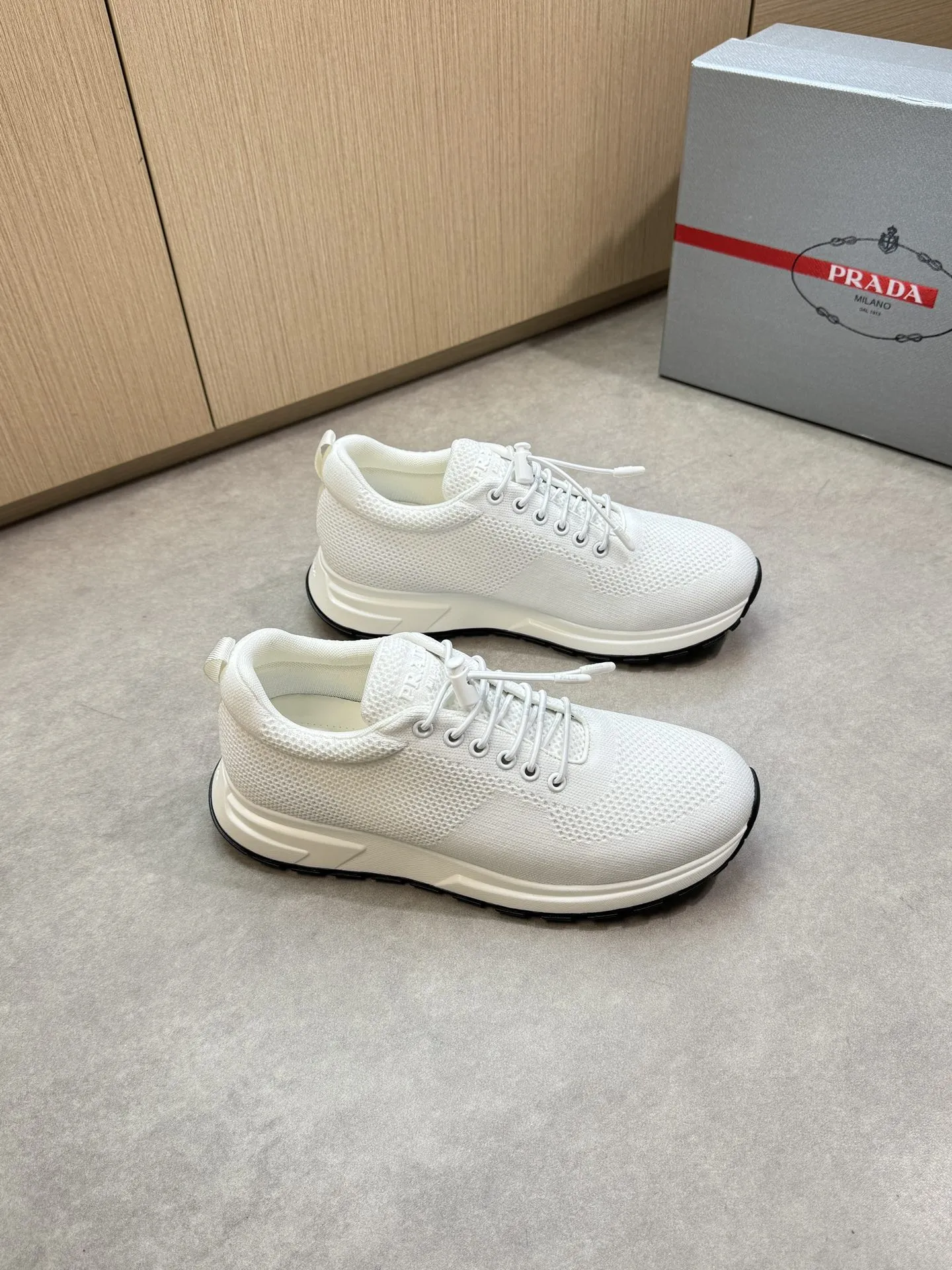 【PRADA】普拉达 P300💰 -高端品质 原单🔍🔍🔍休闲运动鞋 -鞋面：🔝品牌图腾针织(飞织)布匹、鞋舌注塑品牌logo -内里：水染牛皮 -大底：超轻TPU发泡&middot;橡胶；双色成型大底 -超高品控&middot;做工精细：凸显(高端&middot;贵气&middot;档次) -Size ：38-44（45，可订做)&middot;PR0135