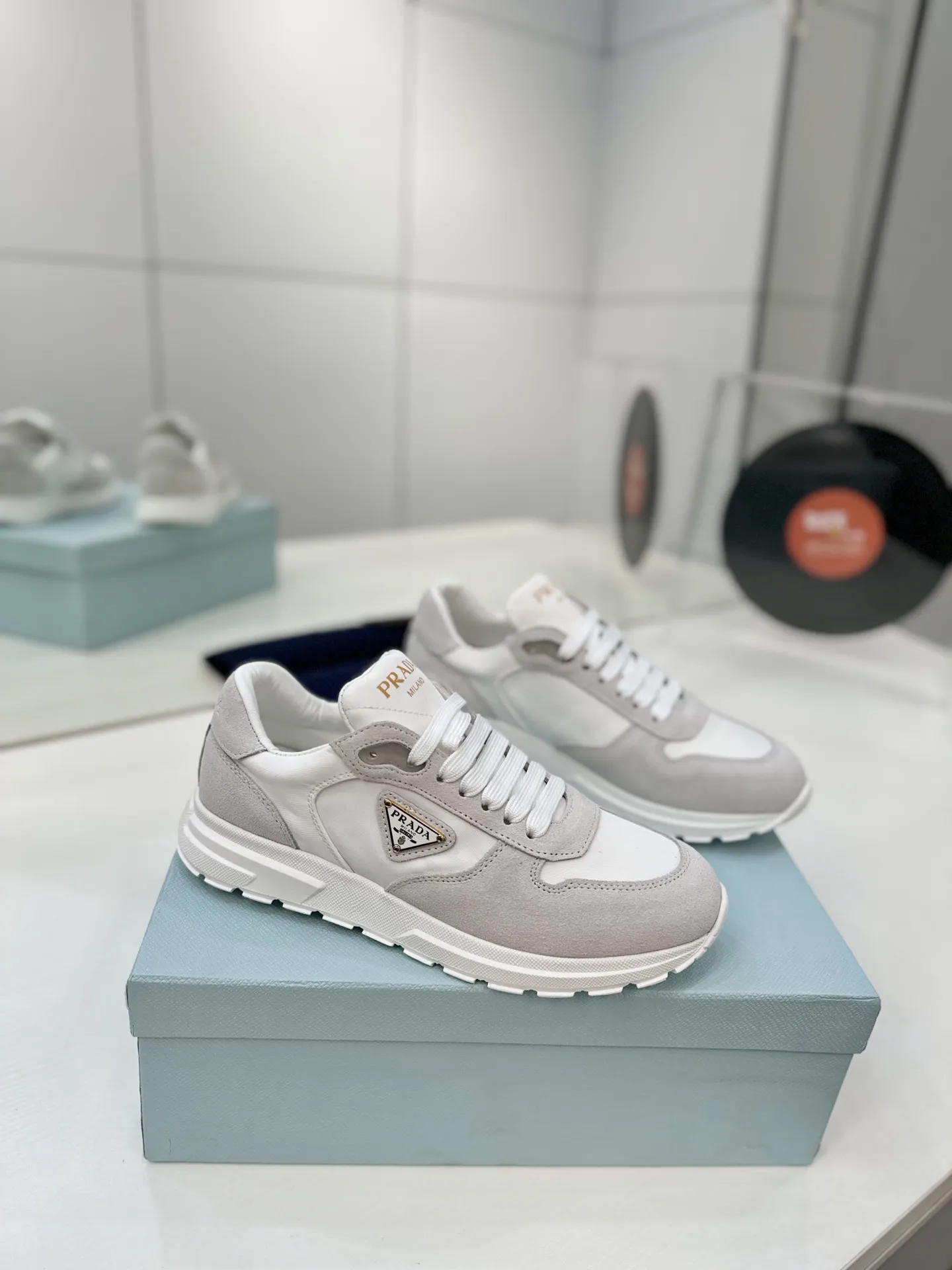 工厂价💰290🔥Prada普拉达春夏新款三角标运动鞋 💫高丝光和进口透气布拼接撞色,细节感跟好 三角标点缀,简单高级!关键上脚超显腿长,轻松拉长腿部显腿!妥妥的增高神器 ✅鞋面:原版牛皮 ✅内里:原版水染牛皮+牛皮垫脚 ✅原版:TPU+发泡组合底 ✅码数:35-41 (40 41定做不退换)