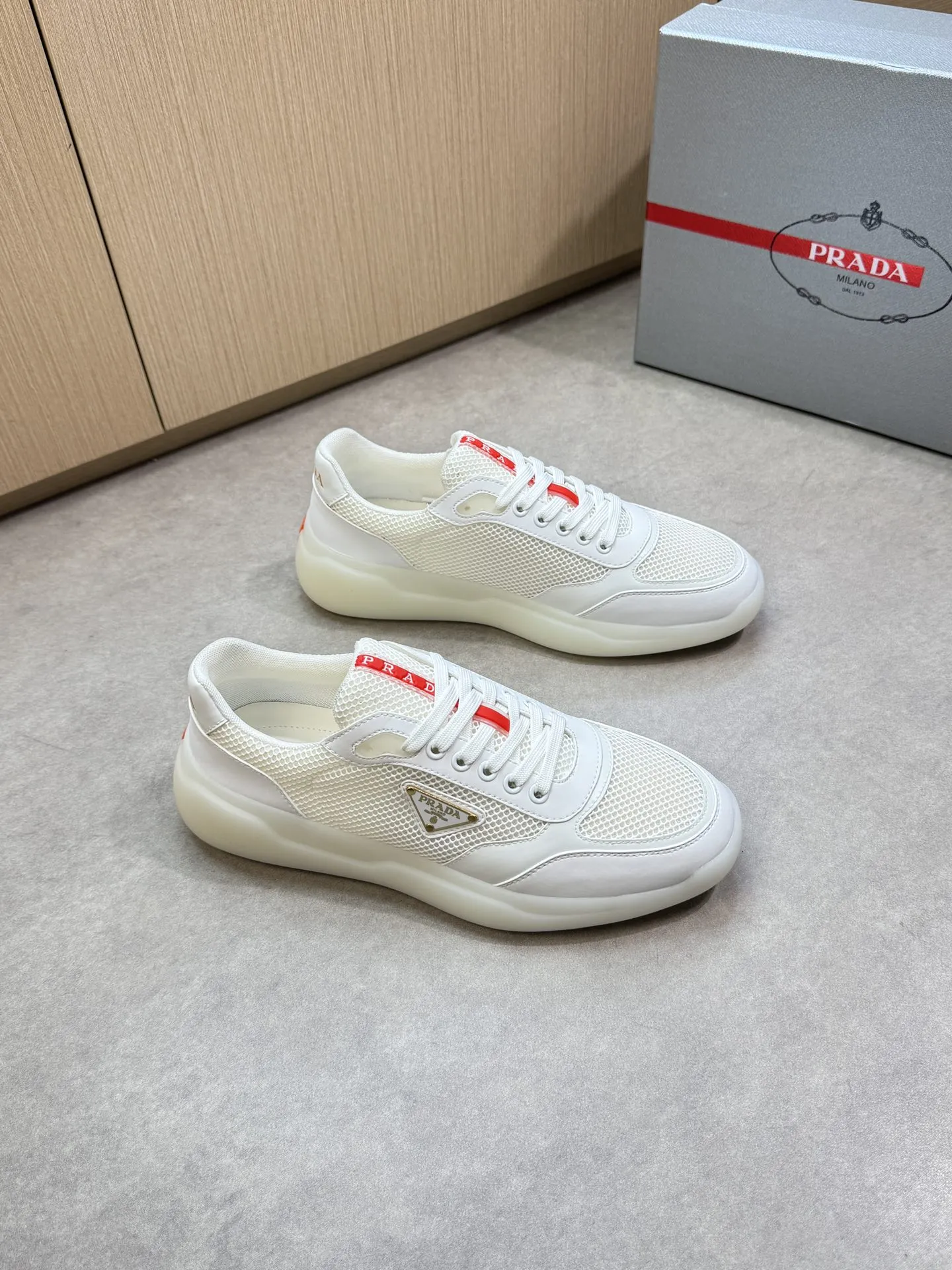 【 PRADA】普拉达 P320💰 -高端品质 原单🔍🔍🔍休闲运动鞋 -鞋面:🔝丝绸小牛皮、品牌高丝光镂空网帆布、鞋舌车缝品牌塑胶logo、鞋身品牌金属扣件 -内里:水染牛皮 -大底:超轻高透TPR·橡胶; 成型大底 -超高品控·做工精细:凸显(高端·贵气·档次) -Size :38-45(46,可订做)·