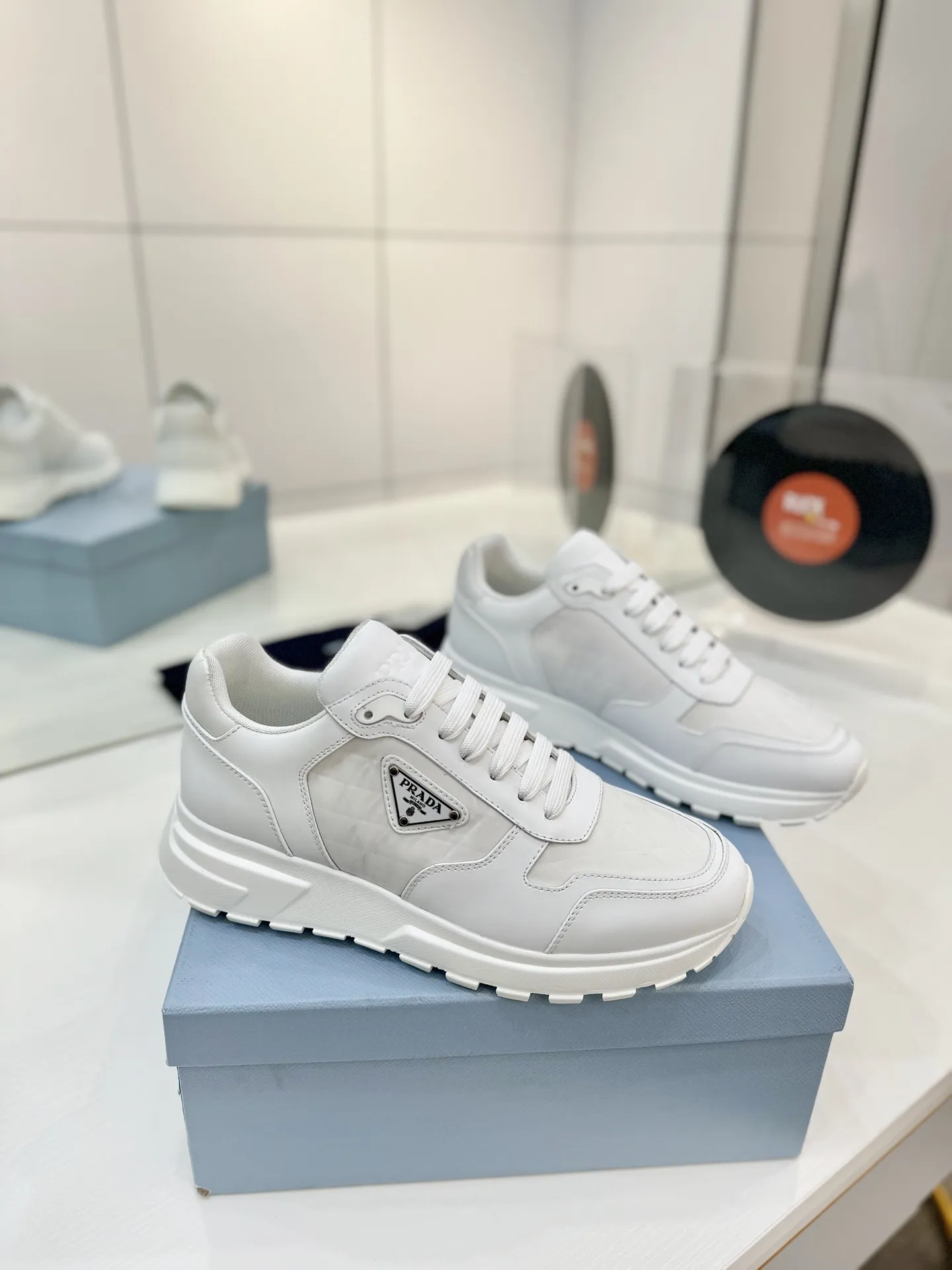 工厂价💰310男➕10🔥《普拉达prada》运动鞋融优雅的创意设计以及Prada系列典型的材质于一身。 ⚡️鞋身采用海洋塑料回收物所制的创新性Re-Nylon再生尼龙和亮面牛皮革打造。蕴含新颖运动格调的三角形徽标点缀侧面,彰显品牌特色。胎面花纹厚底赋予廓形混搭魅力。原版1比1开发, ✅鞋面:采用进口小牛皮拼接透气网面, 鞋舌Prada Milano丝网印刷徽标 ✅外侧饰经典金属三角珐琅徽标 ✅内里:网布,垫脚牛皮, ✅大底:采用防滑运动专属带logo橡胶大底 ✅码数:35-46(订制45.46)