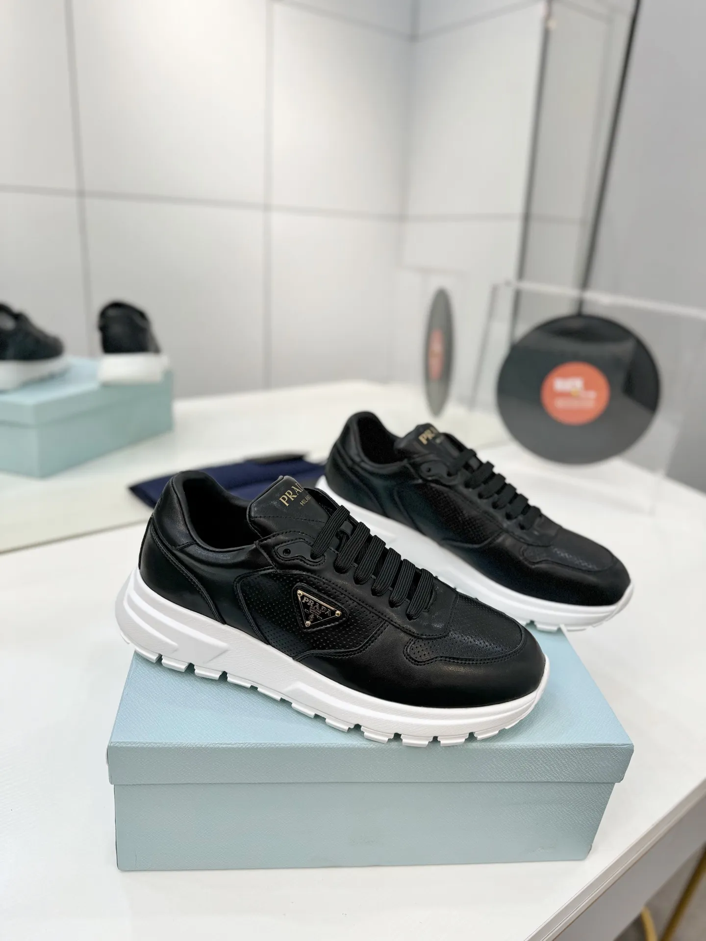 工厂价💰280男➕10🔥《冲孔面》运动鞋融优雅的创意设计以及Prada系列典型的材质于一身。 ⚡️鞋身采用海洋塑料回收物所制的创新性Re-Nylon再生尼龙和亮面牛皮革打造。蕴含新颖运动格调的三角形徽标点缀侧面，彰显品牌特色。胎面花纹厚底赋予廓形混搭魅力。原版1比1开发， ✅鞋面：牛皮冲孔面 ✅内里：原版水染牛皮+牛皮垫脚 ✅原版：TPU+发泡组合底 ✅码数：35-46（45.46订制）