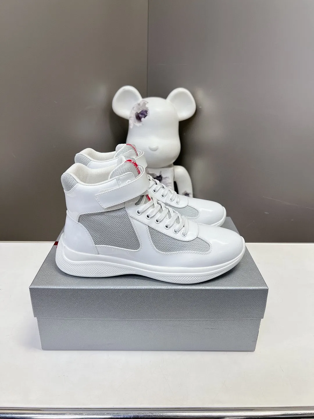 💰¥360 普拉达PRADA顶级版高帮情侣运动鞋 ,鞋面进口飞织面料拼接漆皮,羊皮内里+牛皮踮脚,耐磨防滑轻便大底, 男女同款:码数:35-45码(46 47🉑️定做)