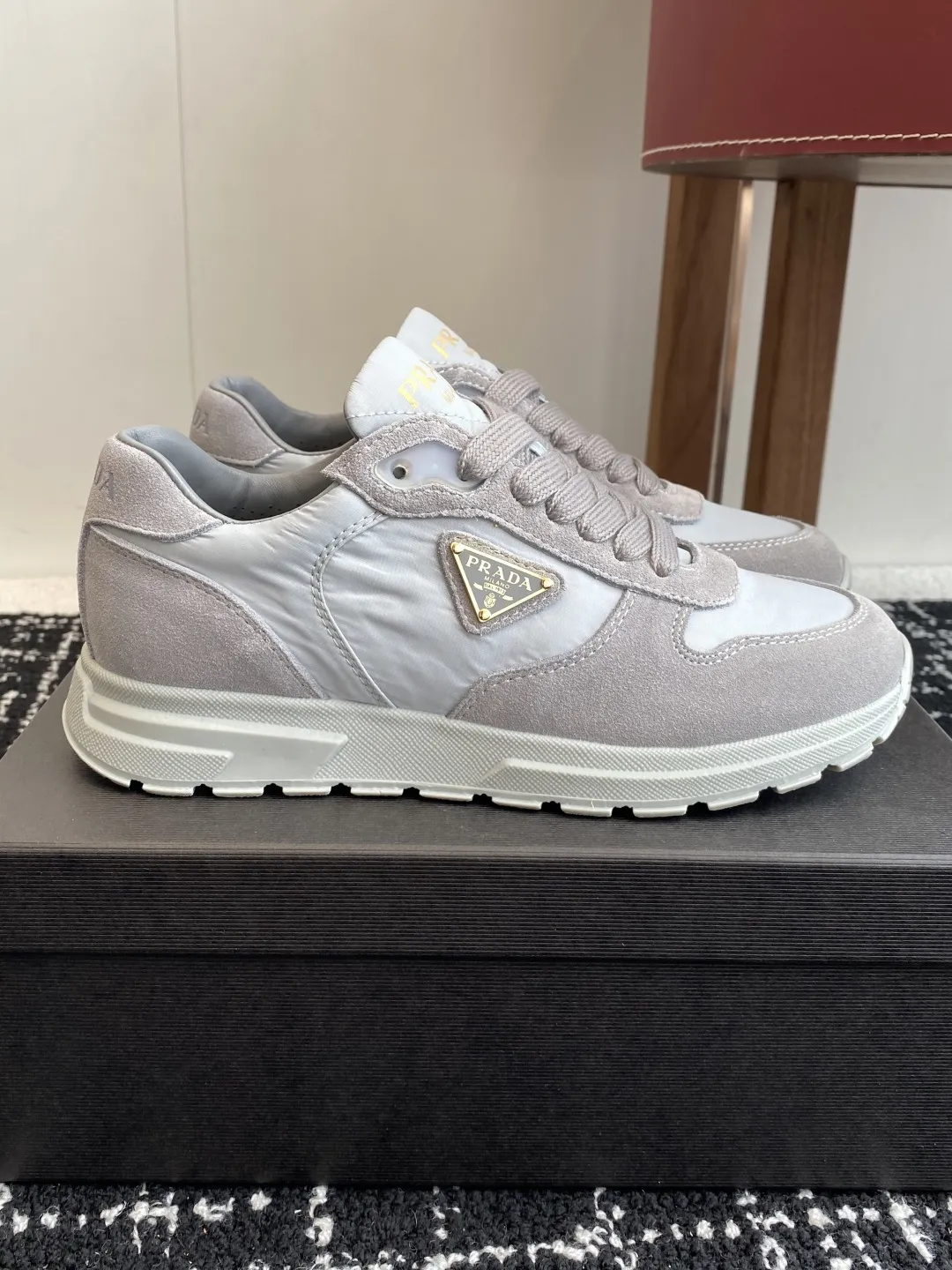 代购级💰290 Prada普拉达 25ss 春夏新款三角标运动鞋 高丝光和进口透气布拼接撞色,细节感跟好 三角标点缀,简单高级! 关键上脚超显腿长,轻松拉长腿部显腿!妥妥的增高神器 全套包装 原版开模大底 Size:#35-40(40订做不退换)