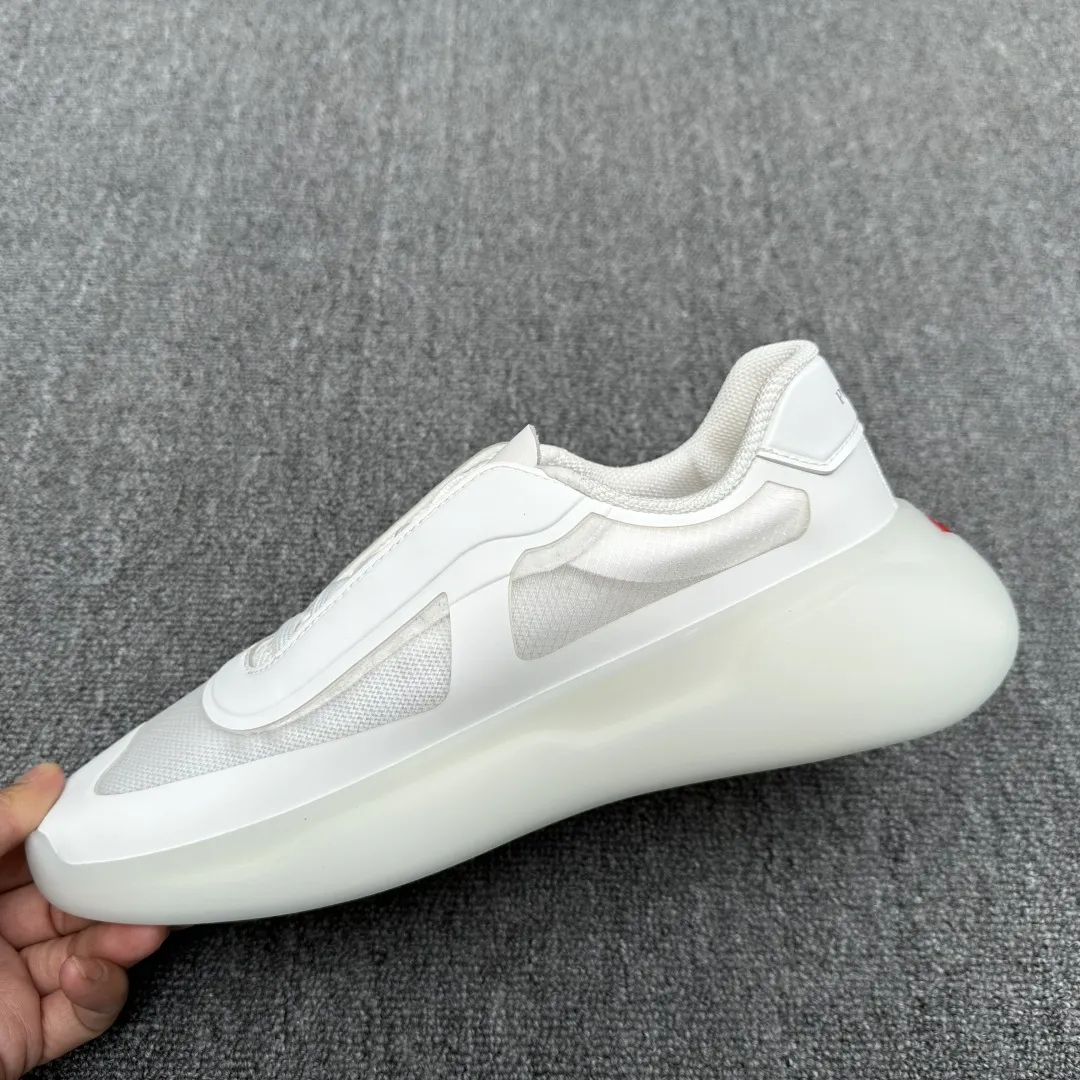 PRADA/普拉达 男士休闲运动鞋，进口网布拼接，极致柔软细腻，简约设计风格。新颖的P家徽标皆采用立体橡胶制作！原单级品质，推荐入手！ 尺码：39-40-41-42-43-44（45订做） 货号：35764045